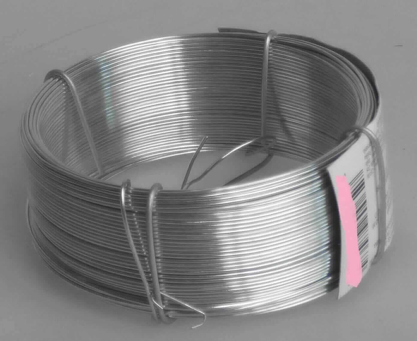 Stahldraht

Bei der Ware handelt es sich um einen Draht auf Rollen. Die Ware ist den Angaben nach aus Stahl (Q195) hergestellt und galvanisierend mit Zink beschichtet worden. Der Draht hat einen äußeren Durchmesser von 0,9 mm und eine Länge von 50 m.

Die Ware wird nach ihrer stofflichen Beschaffenheit als Draht aus Eisen oder nicht legiertem Stahl, verzinkt, mit einem Kohlenstoffgehalt von weniger als 0,25 GHT, mit einer größten Querschnittsabmessung von 0,8 mm oder mehr, in den TARIC-Code 7217 2030 00 eingereiht.