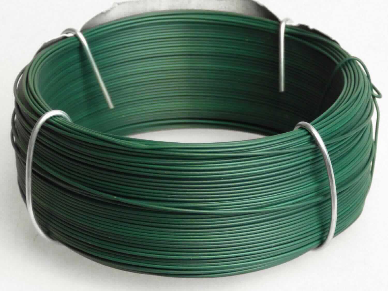 Stahldraht

Bei der Ware handelt es sich um einen Draht in Rollenform. Der Draht besteht aus Stahl (Q195) und ist mit einem grünen Kunststoff beschichtet. Der Draht hat einen Außendurchmesser von 0,8 mm. Er wird auf Rollen zu 75 m gehandelt.

Die Ware wird nach ihrer stofflichen Beschaffenheit als Draht aus Eisen oder nicht legiertem Stahl, anderer, mit einem Kohlenstoffgehalt von weniger als 0,25 GHT in den TARIC-Code 7217 9020 00 eingereiht.