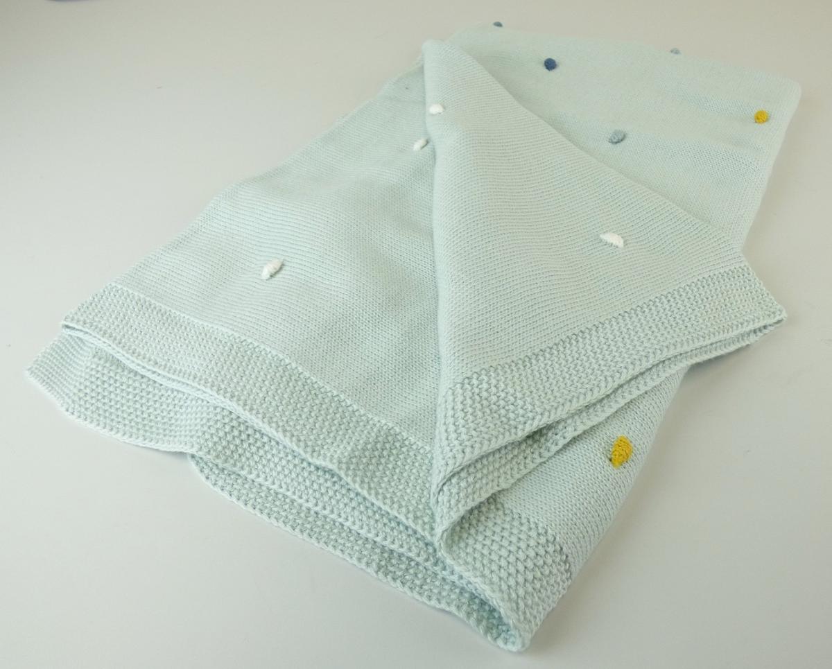 Decke, sog. Überwurf / Decke für Kleinkinder, Foto siehe Anlage,
- in einem Polybeutel verpackt,
- rechteckig, in den Abmessungen von ca. 110 cm x 85 cm,
- aus ca. 2 mm dicken Gestricken aus laut Antrag 100 % Baumwolle mit buntgestrickten, weichen,
  flachen Noppen, die die Verwendung als Decke nicht beeinträchtigen, u. a. somit keine Ware
  der Position 6304,
- abgepasst hergestellt (somit konfektioniert),
- ohne elektrische Heizvorrichtung.

"Decke, aus Spinnstoffen, ohne elektrische Heizvorrichtung, aus Baumwolle, aus Gestricken"