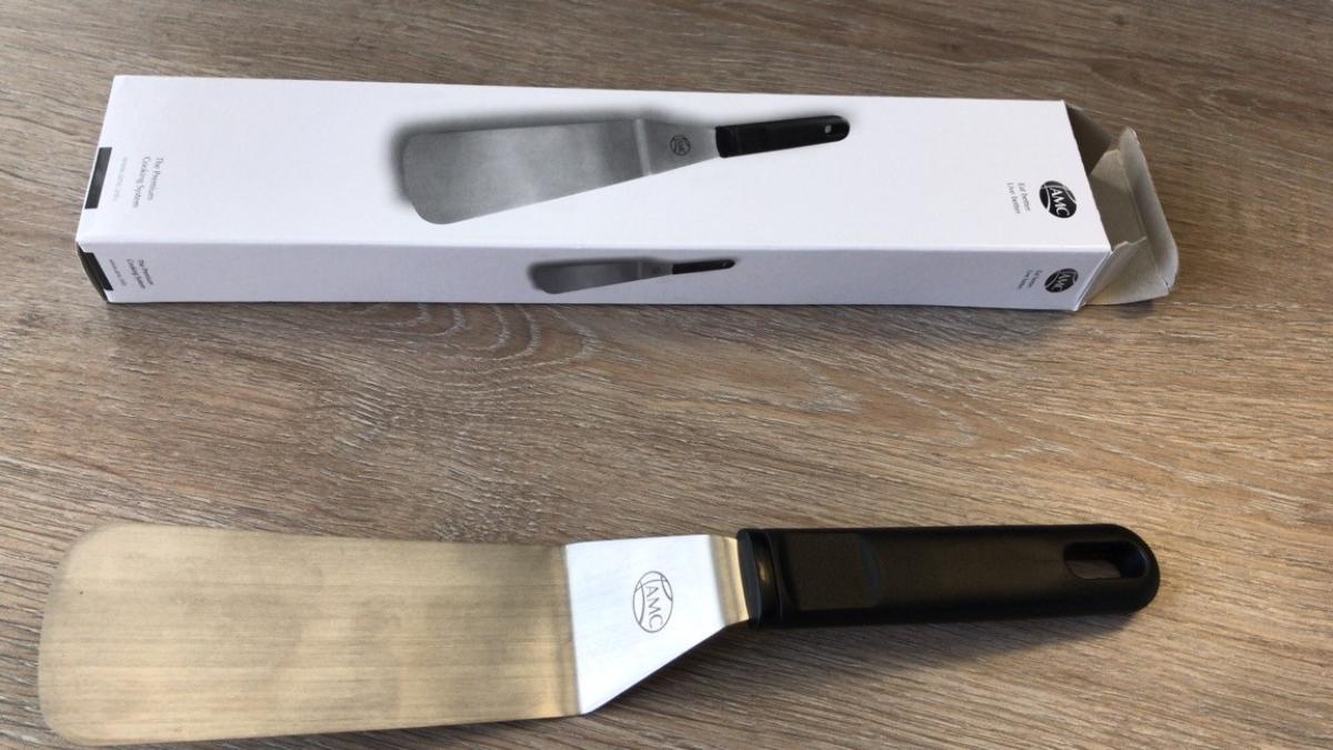 "Pfannenwender";

- mit freiem Arm zu handhabendes Erzeugnis

- mit einer nahezu rechteckigen, abgewinkelten Laffe (arbeitender Teil) aus nicht rostendem Stahl
  (Antragstellerangaben)

- mit einem Griff, am Ende mit einer Öse zum Aufhängen versehen

- dient dem Einlegen, Wenden und Ausheben von Pfannengerichten

Derartige Erzeugnisse gehören als "den Tortenhebern ähnliche Waren aus nicht rostendem Stahl" zur Codenummer 8215 9910 00 0 des Zolltarifs.