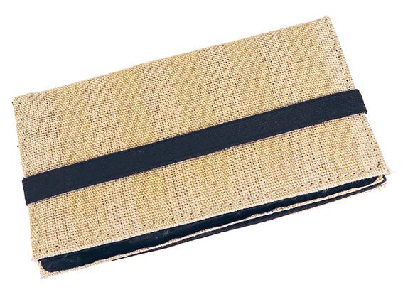 Tabakbeutel, Foto siehe Anlage,
- mit einer Außenseite aus Spinnstoffen,
- aufklappbar; mit einem elastischen Band verschließbar,
- - innen mit einem isolierten, offenen Einsteckfach und einem darüber befindlichen
     Einsteckfach mit Klettverschluss ausgestattet,
- mit den Abmessungen: ca. 15 cm (Länge) x 9 cm (Höhe) x 1﻿ cm (Tiefe),
- laut Antrag nicht handgearbeitet,
- soll dem Transport und der Aufbewahrung von Tabak dienen.

"Tabakbeutel, Taschen- oder Handtaschenartikel, mit Außenseite aus Spinnstoffen,
  nicht handgearbeitet"