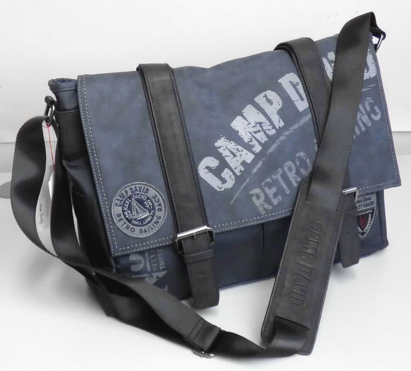 Aktentaschenähnliches Behältnis, sog. Herren Umhängetasche Camp David Blue, Foto siehe Anlage, 
- mit einer flächenmäßig überwiegenden (charakterbestimmenden) Außenseite aus Spinnstoffen; an der
  Überschlagklappe, am Boden und an den Schmalseiten in Form von schmalen Streifen mit einem eingeprägten
  Logo mit einer Außenseite aus Kunststofffolien, 
- mit einem längenverstellbaren Schultertragegurt, 
- an den Schmalseiten jeweils mit einem aufgesetzten, offenen Einsteckfach,
- auf der Rückseite mit einem eingesetzten Reißverschlussfach, 
- mit einer Überschlagklappe mit zwei Magnetknopfverschlüssen und einem entlang der Oberseite verlaufenden
  Reißverschluss zu öffnen; auf der Überschlagklappe mit Schnallen aus unedlem Metall verziert,
- unter der Überschlagklappe mit zwei offenen Einsteckfächern, 
- innen gefüttert; mit einem Hauptfach mit zwei aufgesetzten, offenen Einsteckfächern und einem eingesetzten
  Reißverschlussfach,
- in den Abmessungen: ca. 40 cm (Breite) x 35 cm (Höhe) x 12 cm (Tiefe), 
- laut Antrag nicht handgearbeitet.

"Aktentaschenähnliches Behältnis, mit Außenseite aus Spinnstoffen, nicht handgearbeitet"
