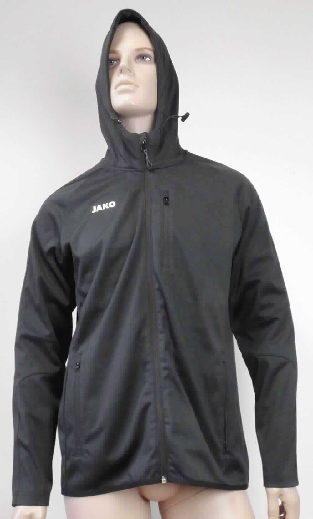 Blouson, sog. Softshell-Jacke Light, Art. 7605, Größe L, Foto siehe Anlage,
- aus ca. 0,9 mm dicken, dreilagigen Flächenerzeugnissen der Position 5903 mit einer Außenlage aus einfarbigen,
  Gewirken, einer mittleren Lage aus einer Kunststofffolie und einer Innenlage aus einfarbigen Gewirken;
  alle Flächenerzeugnisse aus laut Antrag synthetischen Chemiefasern,
- über den Schritt reichend (Rückenlänge: ca. 75 cm),
- mit einer angesetzten Kapuze mit Tunnelzug,
- vorn mit einer durchgehenden Öffnung mit einem bis an den Kapuzenrand reichenden Reißverschluss; am
  Kapuzenrand mit einer kurzen Überlappung von rechts über links,
- mit langen Ärmeln, die über den unteren Rand des Kleidungsstücks hinausreichen; an den Ärmelenden mit
  einem elastischen Band eingefasst und leicht verengt,
- vorn mit einer eingesetzten Brusttasche mit Reißverschluss und zwei eingesetzten Taschen mit Reißverschluss
  unterhalb der Taille,
- am unteren Rand mit einem elastischen Band eingefasst und leicht verengt,
- erfüllt die Merkmale zur Einreihung als Blouson, somit keine Jacke.

"Kleidung aus Gewirken der Position 5903"
