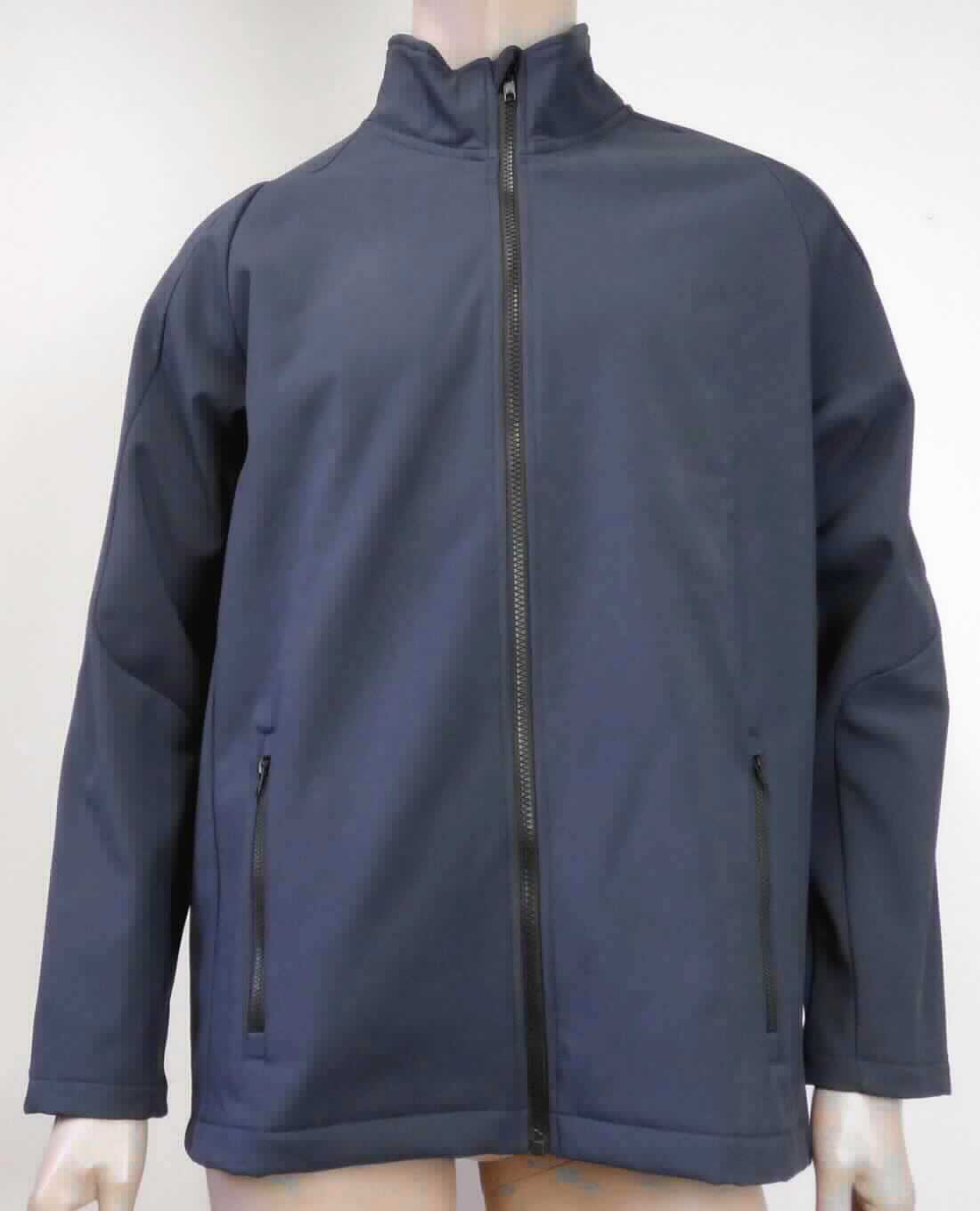 Windjackenähnliches Kleidungsstück, sog. Softshell-Jacke Team, Art. 7604, Größe L, Foto siehe Anlage,
- aus ca. 1,3 mm dicken, dreilagigen Flächenerzeugnissen der Position 5903 mit einer Außenlage aus einfarbigen 
  Geweben, einer Zwischenlage aus einer Folie aus Kunststoff und einer Innenlage aus einfarbigen, einseitig 
  gerauten Gewirken; alle Spinnstoffe aus laut Antrag 100 % synthetischen Chemiefasern,
- mit einem Stehkragen, 
- vorn mit einer durchgehenden Öffnung mit einem bis in die Kragenspitzen reichenden Reißverschluss; am oberen 
  Rand mit einer kurzen Überlappung von rechts über links (Frauenkleidung), 
- mit langen Ärmeln, 
- vorn mit zwei eingesetzten Taschen mit Reißverschluss unterhalb der Taille,
- am unteren Rand durch Umschlagen und Festnähen gesäumt,
- wird im Allgemeinen über jeder anderen Kleidung und zum Schutz gegen das Wetter getragen, somit keine Jacke,
- die Gewebe der Außenlage verleihen der Ware insbesondere im Hinblick auf das äußere Erscheinungsbild ihren 
  wesentlichen Charakter.

"Kleidung (windjackenähnliches Kleidungsstück), aus Erzeugnissen der Position 5903, aus Geweben, für Frauen"
