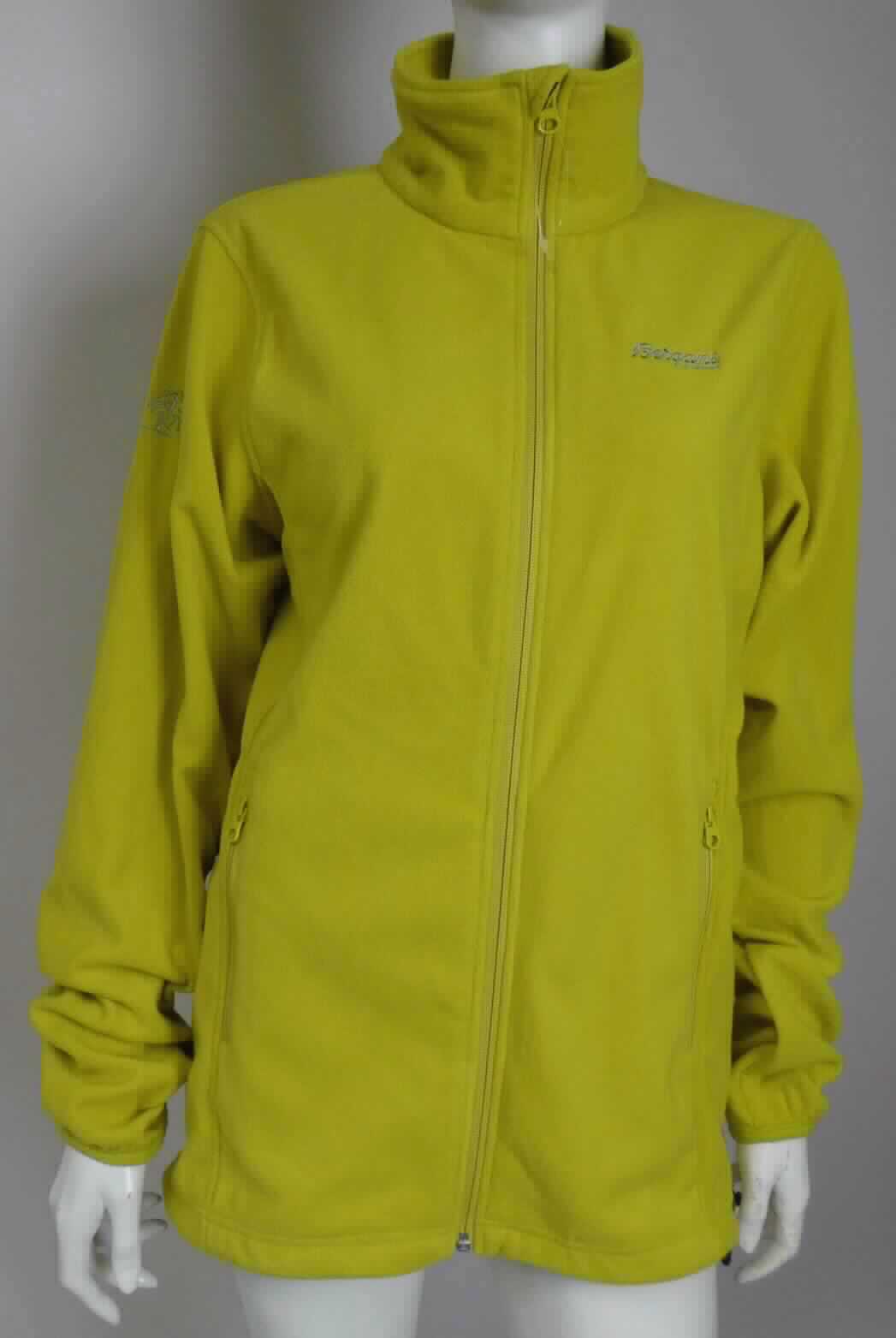 Blouson, sog. Park City Jkt, Dünne Fleecejacke, Art. 5810, Größe M, Foto siehe Anlage,
- aus ca. 1,4 mm dicken, einfarbigen, beidseitig gerauten Gewirken (sog. Fleece) aus laut Antrag 100 % Polyester 
  (synthetische Chemiefasern),
- über den Schritt reichend (Rückenlänge: ca. 72 cm),
- mit einem Stehkragen,
- vorn mit einer durchgehenden Öffnung mit Reißverschluss; am Kragenrand mit einer kurzen Überlappung von
  rechts über links (Frauenkleidung),
- mit langen Ärmeln, die über den unteren Rand des Kleidungsstücks hinausreichen; an den Ärmelenden elastisch 
  verengt,
- vorn mit zwei eingesetzten Taschen mit Reißverschluss unterhalb der Taille,
- am unteren Rand mit einem Tunnelzug zu verengen,
- erfüllt die Merkmale zur Einreihung als Blouson, somit weder eine Jacke noch eine Ware der Position 6110.

"Blouson, aus Gewirken, für Frauen, aus Chemiefasern"