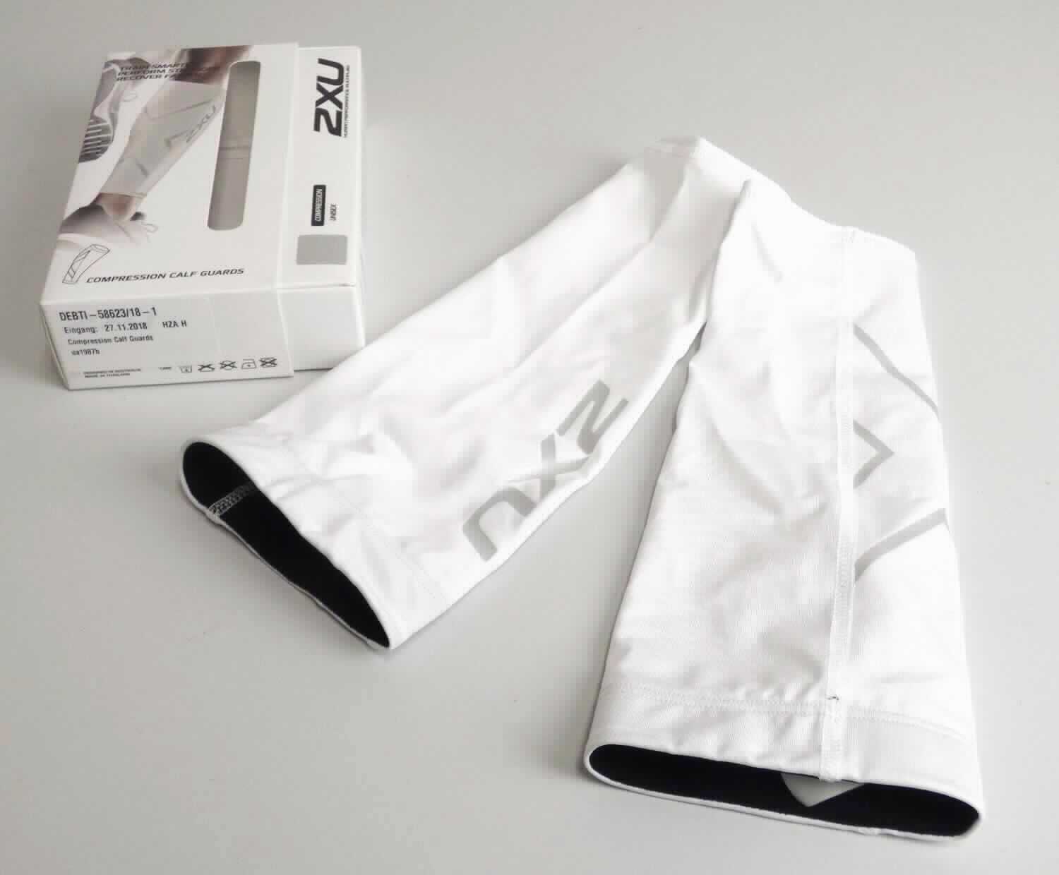 Gamaschenähnliche Waren (lt. Antrag: "Wadensocke mit Compressionswirkung"; Foto siehe Anlage)
- in einem Karton aus Pappe verpackt,
- aus Spinnstoffen (Gewirke aus lt. Antrag Nylon und Elastan),
- schlauchförmig,
- den Unterschenkel bedeckend (Länge ca. 36 cm),
- ohne Steg oder Fußteil.

"Gamaschenähnliche Ware"