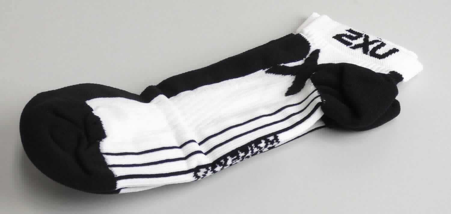 Socken, sog. Funktionssportsocke, Größe XS/S, Foto siehe Anlage,
- paarweise in einem Polybeutel verpackt,
- aus bis zu ca. 2 mm dicken, buntgewirkten Gewirken aus laut Antrag 100 % synthetischen Chemiefasern,
- schlauchförmig abgepasst gewirkt und an den Fußspitzen durch Zusammennähen konfektioniert; mit ausge-
  arbeiteter Ferse, 
- am oberen Rand mit einem ca. 2 cm breiten, elastischen Abschluss versehen,
- die Knöchel bedeckend, nicht über die Waden reichend.

"Socken, aus Gewirken, aus synthetischen Chemiefasern"