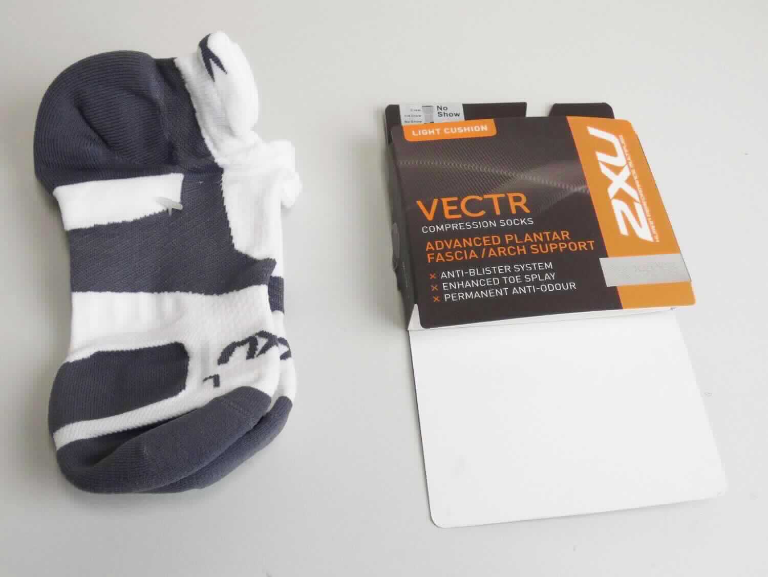 Socken, Größe M, Foto siehe Anlage,
- paarweise an einem bedruckten Pappaufhänger befestigt,
- aus bis zu ca. 2,2 mm dicken, buntgewirkten Gewirken aus laut Antrag 88 % Nylon und 12 % Lycra (beides 
  synthetische Chemiefasern),
- schlauchförmig abgepasst gewirkt und an den Fußspitzen durch Zusammennähen konfektioniert; mit ausge-
  arbeiteter Ferse, 
- am oberen Rand mit einem ca. 1 cm breiten, elastischen Abschluss versehen,
- die Knöchel bedeckend, nicht über die Waden reichend.

"Socken, aus Gewirken, aus synthetischen Chemiefasern"