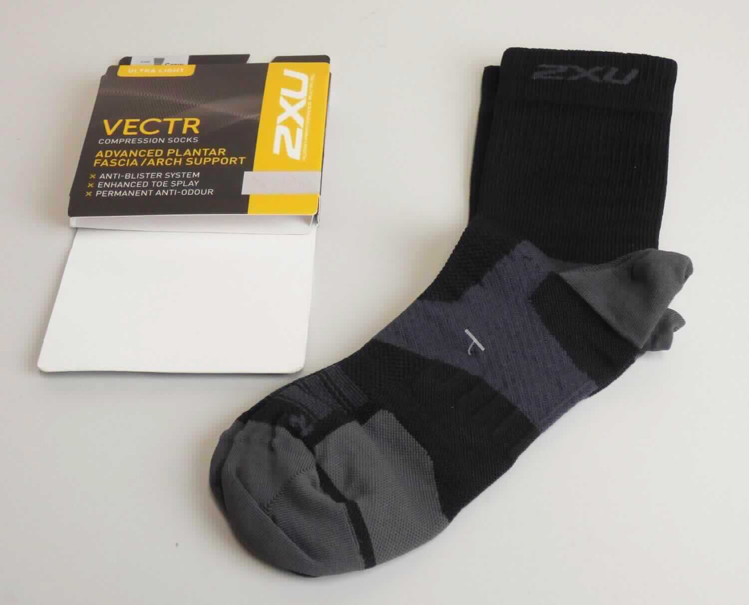 Socken, Größe M, Foto siehe Anlage,
- paarweise an einem bedruckten Pappaufhänger befestigt,
- aus bis zu ca. 1,7 mm dicken, buntgewirkten Gewirken aus laut Antrag 45 % Olefin, 43 % Nylon und 12 % Lycra
  (alles synthetische Chemiefasern),
- schlauchförmig abgepasst gewirkt und an den Fußspitzen durch Zusammennähen konfektioniert; mit ausge-
  arbeiteter Ferse, 
- am oberen Rand mit einem ca. 3 cm breiten, elastischen Abschluss versehen,
- die Knöchel bedeckend, nicht über die Waden reichend.

"Socken, aus Gewirken, aus synthetischen Chemiefasern"
