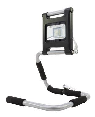Bei dem sog. LED Akkustrahler Flat 18W, Art. 2706412210 handelt sich um einen ca. 220 mm x 250 mm x 300 mm (L x B x H) großen elektrischen Beleuchtungskörper, im Wesentlichen bestehend aus einem variablen Metallgestell mit rutschfesten Einsätzen (Griffen) aus Kunststoff, einem rechteckigen schwenkbaren Lampengehäuse aus Metall mit integrierter weiß leuchtender LED-Lichtquelle und einer farblosen Glasabdeckung.
 Das Erzeugnis ist mit einem Akku und einem Ein-/Ausschalter ausgestattet.
 Ein Netzteil zum Aufladen ist beigefügt.

 Techn. Daten (auszugsweise):
 - Lichtstrom: 1400 lm
 - Abstrahlwinkel: 100°
 - Farbtemperatur: 6500 K
 - Schutzart: IP 54

 Die Leuchte dient vielfältigen Beleuchtungszwecken im Innen- und Außenbereich und ist zum Aufstellen u.a. auf den Boden konzipiert.

 Der charakterbestimmende Stoff wird aufgrund des äußeren Erscheinungsbildes, des Umfangs und der Bedeutung in Bezug auf die Verwendung durch die Bestandteile aus Metall und Glas bestimmt.

 Hinweise auf Handfertigung liegen nicht vor.

 Das Erzeugnis ist als "elektrischer Beleuchtungskörper, anderweit weder genannt noch inbegriffen, nicht von den Unterpositionen (HS) 9405 11 bis 9405 41 erfasst, ausschließlich zur Verwendung mit LED-Lichtquellen bestimmt, kein Scheinwerfer, aus Metall und Glas, nicht handgearbeitet" einzureihen.