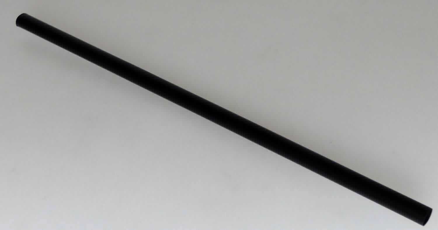 Angaben des Antragstellers:
Trinkhalm Jumbo
Material: PP (Polypropylen); Farbe: schwarz, transparent, farbig sortiert (bunt); Länge: 21 cm; Durchmesser: 0,7 cm

Untersuchungsergebnis an einem Warenmuster:
Schwarzer, nahtloser, nicht weiter bearbeiteter, nicht biegsamer Trinkhalm aus Kunststoff (Länge: ca. 21 cm).

Befund:
Es liegt ein nicht biegsames Rohr aus Polypropylen im Sinne der Unterposition (KN) 3917 2210 vor.