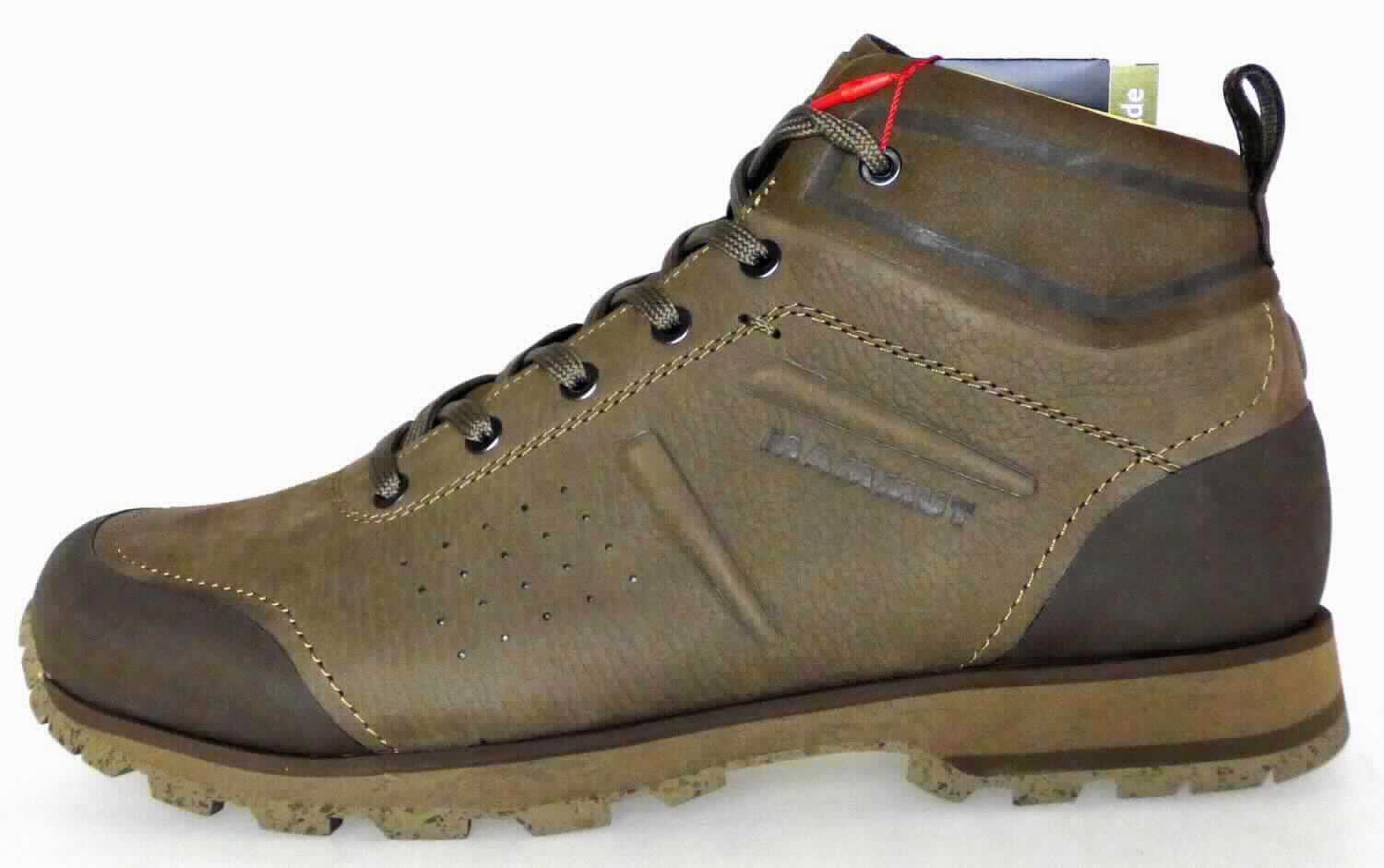 Stiefel (lt. Antrag: "Freizeit-/Wanderstiefel", Größe 8,5, Foto siehe Anlage)
- mit Laufsohlen aus (lt. Antrag) Kautschuk; ohne Hauptsohle aus Holz,
- mit Oberteil aus Leder (den größten Teil der Außenfläche bildend) und Kautschuk,
- auf das Oberteil ist ein Stück aus Leder als Verstärkungsteil aufgesetzt,
- mit Schnürsenkelverschluss, 
- ohne Metallschutz in der Vorderkappe,
- den Knöchel, jedoch nicht die Wade bedeckend,
- mit einer Länge der Innensohle von ca. 28,2 cm,
- nicht als Männer- oder Frauenschuhe erkennbar.

"Schuhe mit Laufsohlen aus Kautschuk und Oberteil aus Leder, andere als in den Unterpositionen 6403 1200 bis 
 6403 9105 genannte, den Knöchel, jedoch nicht die Wade bedeckend, mit einer Länge der Innensohle von mehr
 als 24 cm, nicht als Männer- oder Frauenschuhe erkennbar"