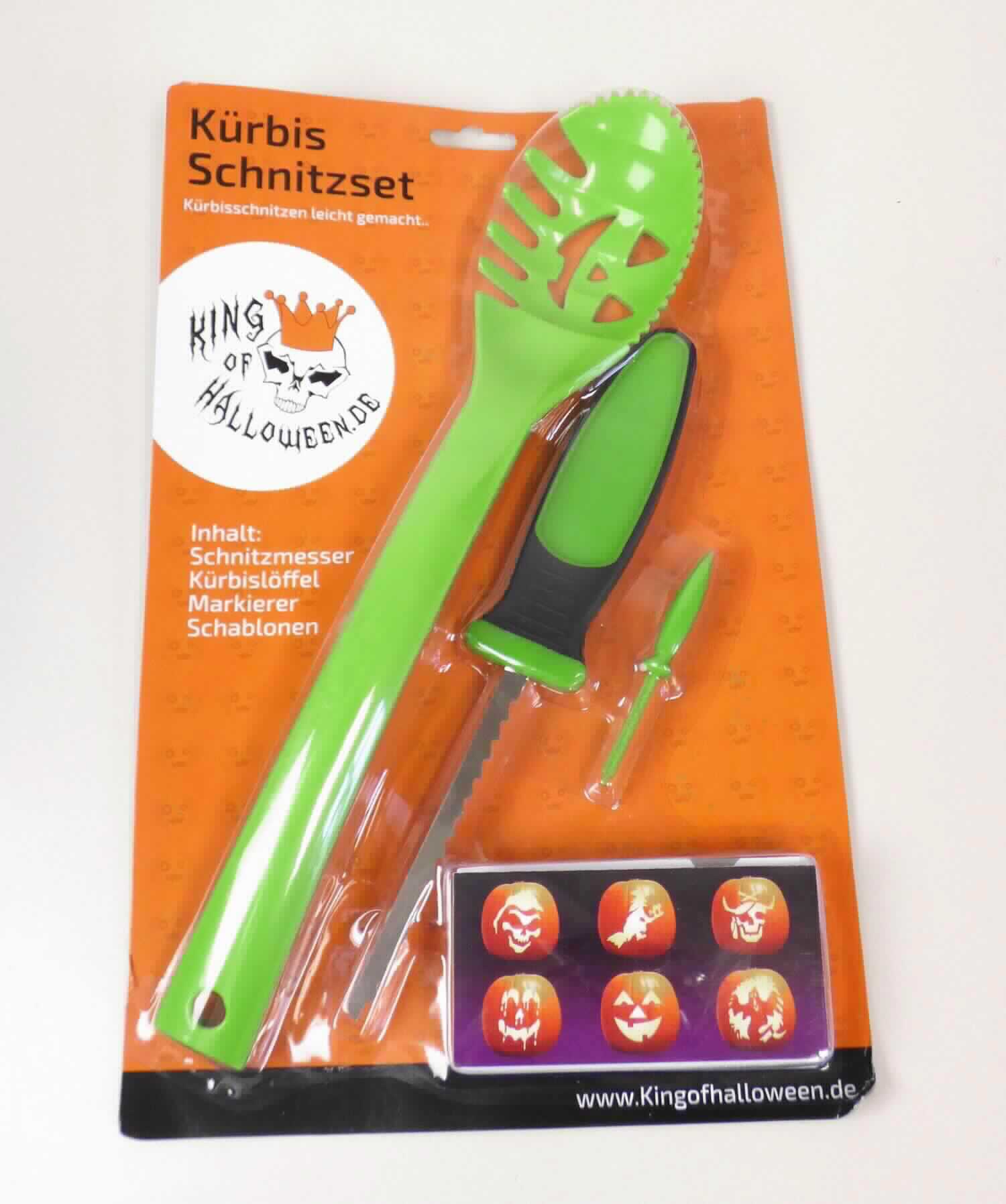 "Kürbis Schnitzset";
Warenzusammenstellung in Aufmachung für den Einzelverkauf, bestehend aus

- einer mit freiem Arm zu handhabenden Säge mit einem feststehenden, wellenförmig
  geschliffenen, geraden Sägeblatt aus unedlem Metall und einem Griff aus Kunststoff

- einem Löffel mit gezahntem Rand, vollständig aus Kunststoff

- einem sog. Markierer, vollständig aus Kunststoff

- sechs bedruckte Kürbis-Schnitzvorlagen aus Papier

- dient dem Schnitzen und Aushöhlen von Kürbissen zu Halloween

- gemeinsam auf einem Pappreiter aufgeblistert

- innerhalb der Warenzusammenstellung kann kein charakterverleihender Bestandteil
  ermittelt werden; die Einreihung erfolgt daher in die von den gleichermaßen in Betracht
  kommenden Positionen zuletzt genannte Position

Abbildung siehe Anlage.

Derartige Erzeugnisse gehören als "Handsägen mit arbeitendem Teil aus unedlem Metall" zum TARIC-Code 8202 1000 00.