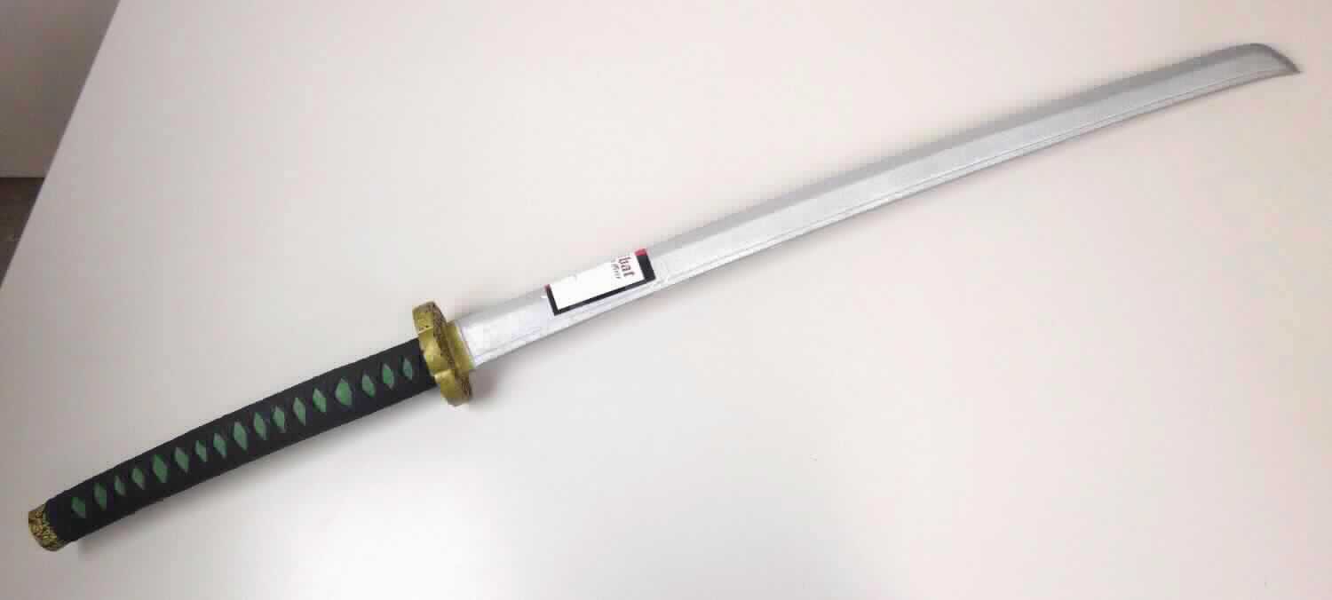 Bei dem vorliegenden Warenmuster handelt sich um eine Spielzeugwaffe aus Kunststoff (lt. Antragsangaben aus PU Schaum) in Form eines stilisierten japanischen Schwertes. Das Erzeugnis hat eine Länge von ca. 98 cm (Länge des Griffstückes ca. 30 cm) und dient der spielerischen Unterhaltung von Personen.

Die Ware ist als "Spielzeugwaffe aus Kunststoff" einzureihen.