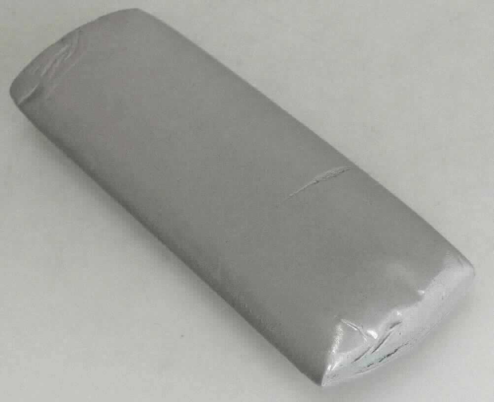Angaben des Antragstellers:
Es handelt sich um eine weiche Reinigungsmasse zum Säubern von Uhrenteilen. Sie wird auch zum Entfernen von Fingerabdrücken (z.B. auf dem Ziffernblatt) und zum Beseitigen von überflüssigem Öl genutzt.

Untersuchungen an einem Warenmuster:
Es wurde ein unregelmäßig geformter Block einer grauen, zähen, knetbaren Masse vorgelegt. Nach den Untersuchungen handelt es sich um eine nicht vulkanisierte Kautschukmischung mit Füllstoffen.

Befund:
Es handelt sich um eine nicht vulkanisierte Kautschukmischung in Primärform der Position 4005.
