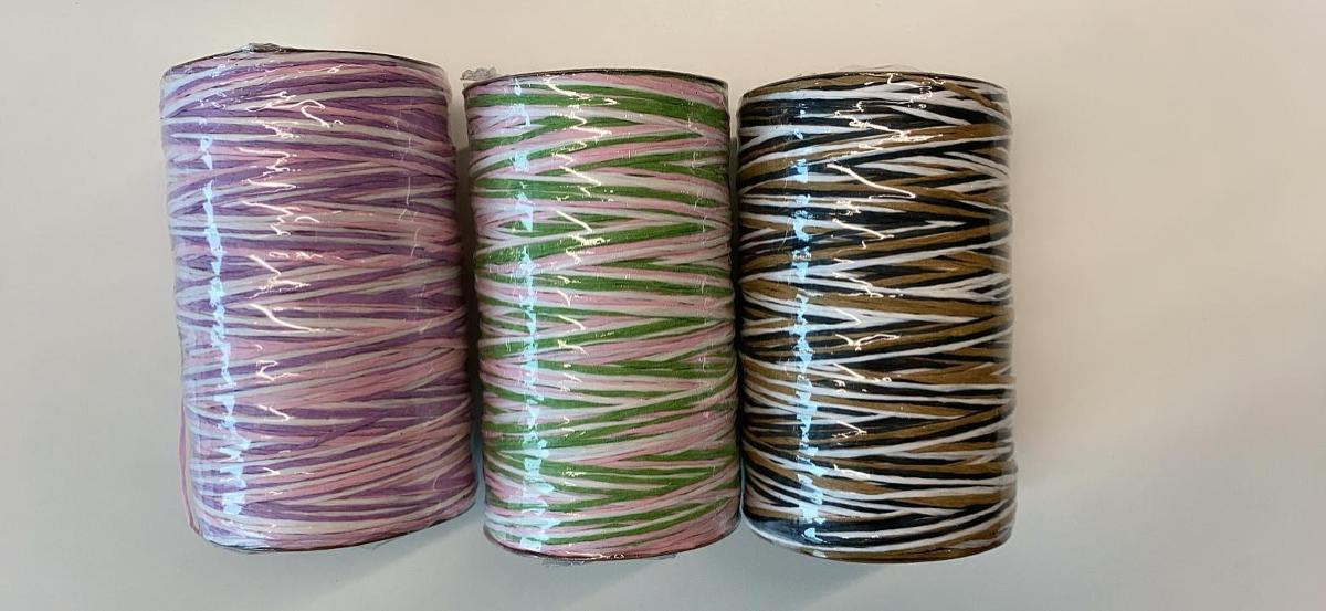 Papiergarn, sog. Raffia Geschenkbänder, Foto siehe Anlage,
- in einer Folie aus Kunststoff verpackt,
- als Meterware, mit einer Länge von laut Antrag 100 m,
- als zylinderförmiges Knäuel gewickelt,
- nicht geflochten,
- hergestellt aus in der Längsachse gedrehten Papierstreifen, in drei verschiedenen Farben,
- augenscheinlich mit mehr als 10 Drehungen je laufenden Meter,
- ohne Metalldrahtverstärkung.

"Papiergarn"