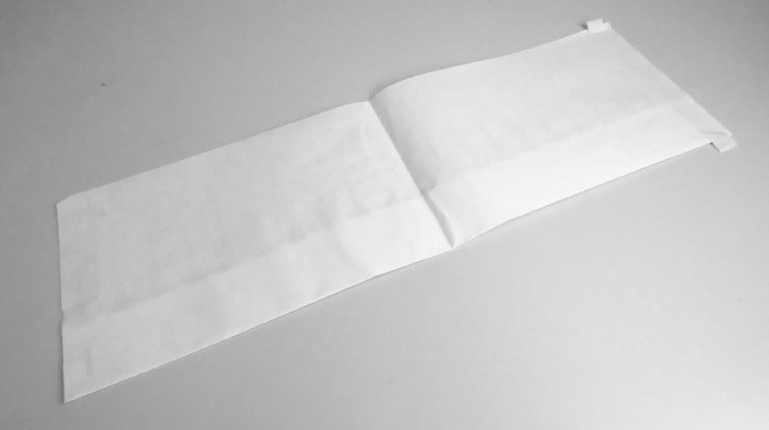 Kopfbedeckung, sog. EUROPA-Kochmütze, Foto siehe Anlage, 
- unfertig (die Mütze ist noch nicht zusammengeklebt),
- aus einem Zuschnitt aus Papier hergestellt (laut Antrag aus Spezial-Saugstoffpapier), 
- am unteren Rand zweimal umgeschlagen und festgeklebt,
- in der Mitte längs gefaltet,
- auseinandergefaltet in den Abmessungen: 62 cm (Breite) x 20 cm (Höhe),
- am schmalen Rand mit einem abgedeckten Klebstreifen versehen, mit dem die Mütze
  auf jede beliebige Kopfgröße eingestellt werden kann,
- oben offen, 
- wird zu hygienischen Zwecken getragen.

"Andere Kopfbedeckung (Kochmütze), aus Papier"