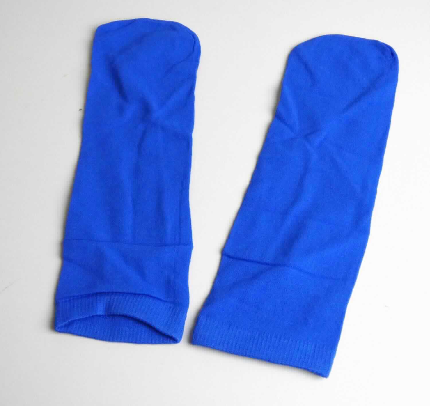 Socken, sog. Polyamid Einweg-Socken, Foto siehe Anlage,
- aus ca. 0,7 mm dicken, einfarbigen Gewirken aus laut Antrag Polyamid (synthetische Chemiefasern),
- schlauchförmig abgepasst gewirkt und an den Fußspitzen durch Zusammennähen konfektioniert; ohne
  ausgearbeitete Ferse, 
- am oberen Rand mit einem gerippt gewirkten Abschluss,
- die Knöchel bedeckend, nicht über die Waden reichend.

"Socken aus Gewirken, aus synthetischen Chemiefasern"