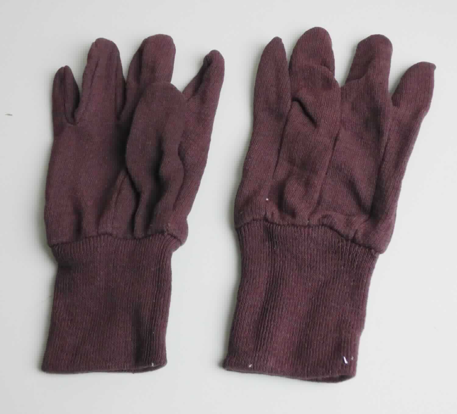 Fingerhandschuhe, sog. Handschuh, in Erwachsenengröße, Foto siehe Anlage,
- als Fünffingerhandschuhe gearbeitet,
- aus ca. 1,1 mm dicken, einfarbigen, einseitig (Innenseite) gerauten Gewirken aus laut Antrag Baumwolle,
- am Handgelenk mit einer angesetzten, doppelt gearbeiteten, gerippt gewirkten Stulpe.

"Fingerhandschuhe, aus Gewirken, andere als in der Unterposition 6116 10 genannte, aus Baumwolle"