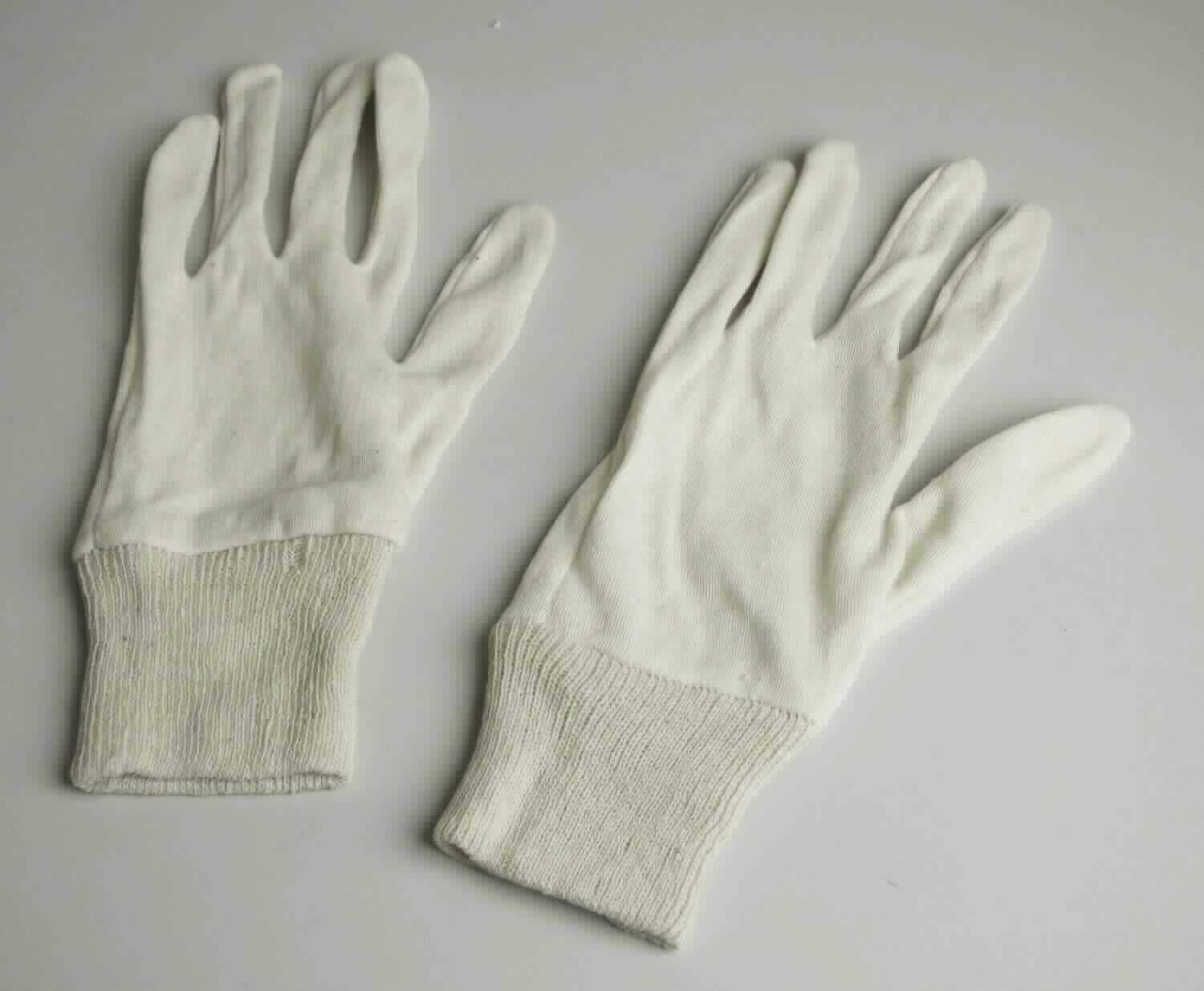 Fingerhandschuhe, sog. Handschuh, Größe L, Foto siehe Anlage,
- als Fünffingerhandschuhe gearbeitet,
- aus ca. 0,8 mm dicken, einfarbigen Gewirken aus laut Antrag 60 % Baumwolle und 40 % Polyester 
  (synthetische Chemiefasern),
- am Handgelenk mit einer angesetzten, doppelt gearbeiteten, gerippt gewirkten Stulpe.

"Fingerhandschuhe, aus Gewirken, andere als in der Unterposition 6116 10 genannte, aus Baumwolle"