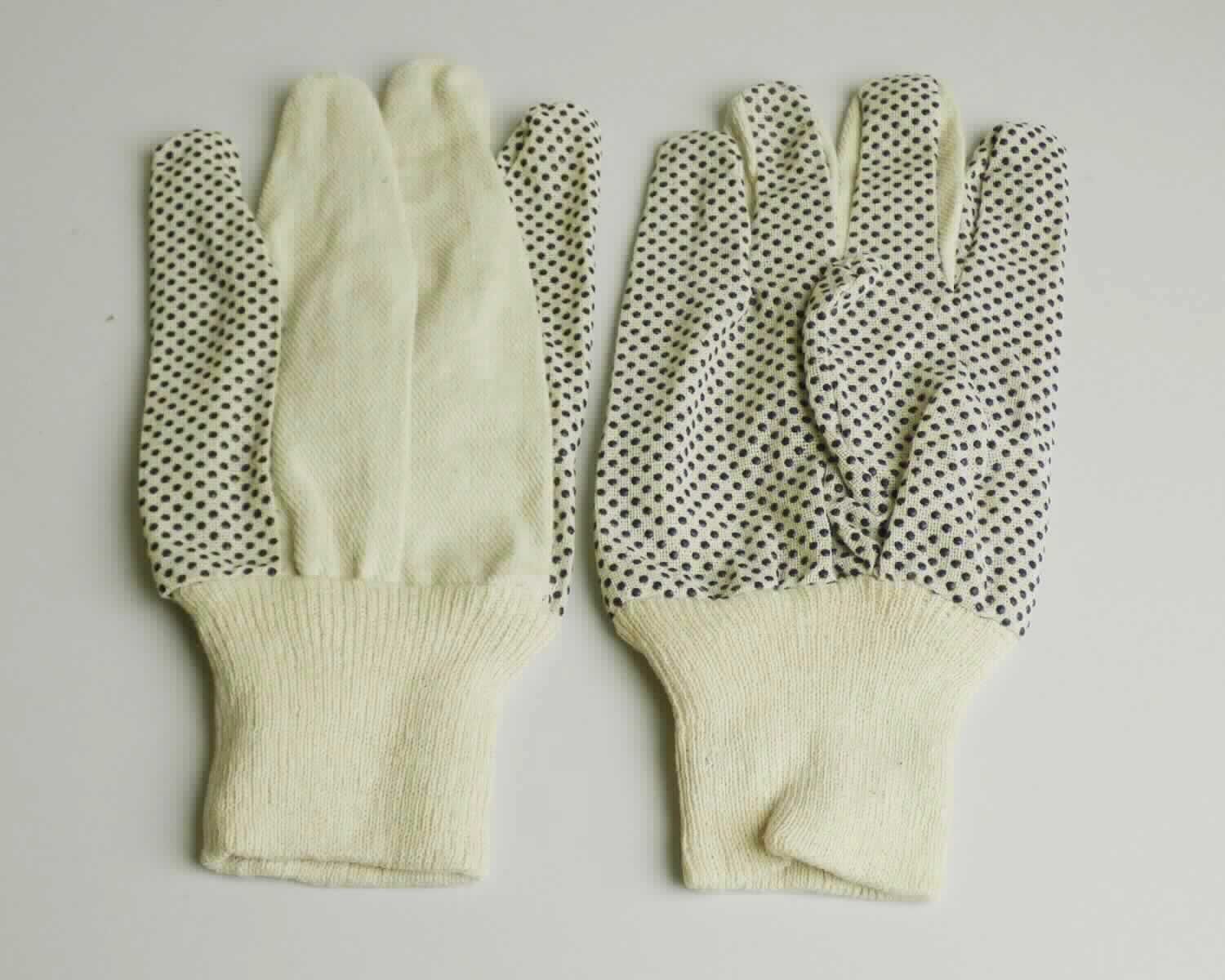 Fingerhandschuhe, sog. Noppen Handschuhe, in Erwachsenengröße, Foto siehe Anlage,
- als Fünffingerhandschuhe gearbeitet,
- mit folgendem Aufbau:
-- die Handinnenseite, der Daumen, der Zeigefinger und der kleine Finger sowie Teile des Handrückens
   aus rutschhemmend mit Kunststoffnoppen bedruckten Geweben,
-- die restliche Handaußenseite sowie die restlichen Fingerzwischenräume aus einfarbigen (unbedruckten) 
   Geweben,
-- beide Gewebe aus laut Antrag Baumwolle,
-- mit einer doppelt gearbeiteten Stulpe aus gerippten Gewirken aus Spinnstoffen.

"Fingerhandschuhe aus Geweben"