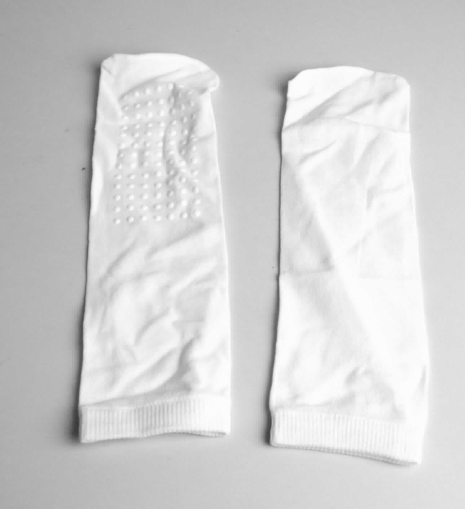 Socken, sog. Polyamid ABS Einweg-Socken, Foto siehe Anlage,
- aus ca. 0,7 mm dicken, einfarbigen Gewirken aus laut Antrag Polyamid (synthetische Chemiefasern),
- schlauchförmig abgepasst gewirkt und an den Fußspitzen durch Zusammennähen konfektioniert; ohne
  ausgearbeitete Ferse, 
- am oberen Rand mit einem gerippt gewirkten Abschluss,
- die Knöchel bedeckend, nicht über die Waden reichend,
- zur Erhöhung der Rutschfestigkeit auf der Lauffläche mit Noppen aus Kunststoff (laut Antrag PVC) versehen, die 
  keine angebrachte Laufsohle darstellen.

"Socken aus Gewirken, aus synthetischen Chemiefasern"