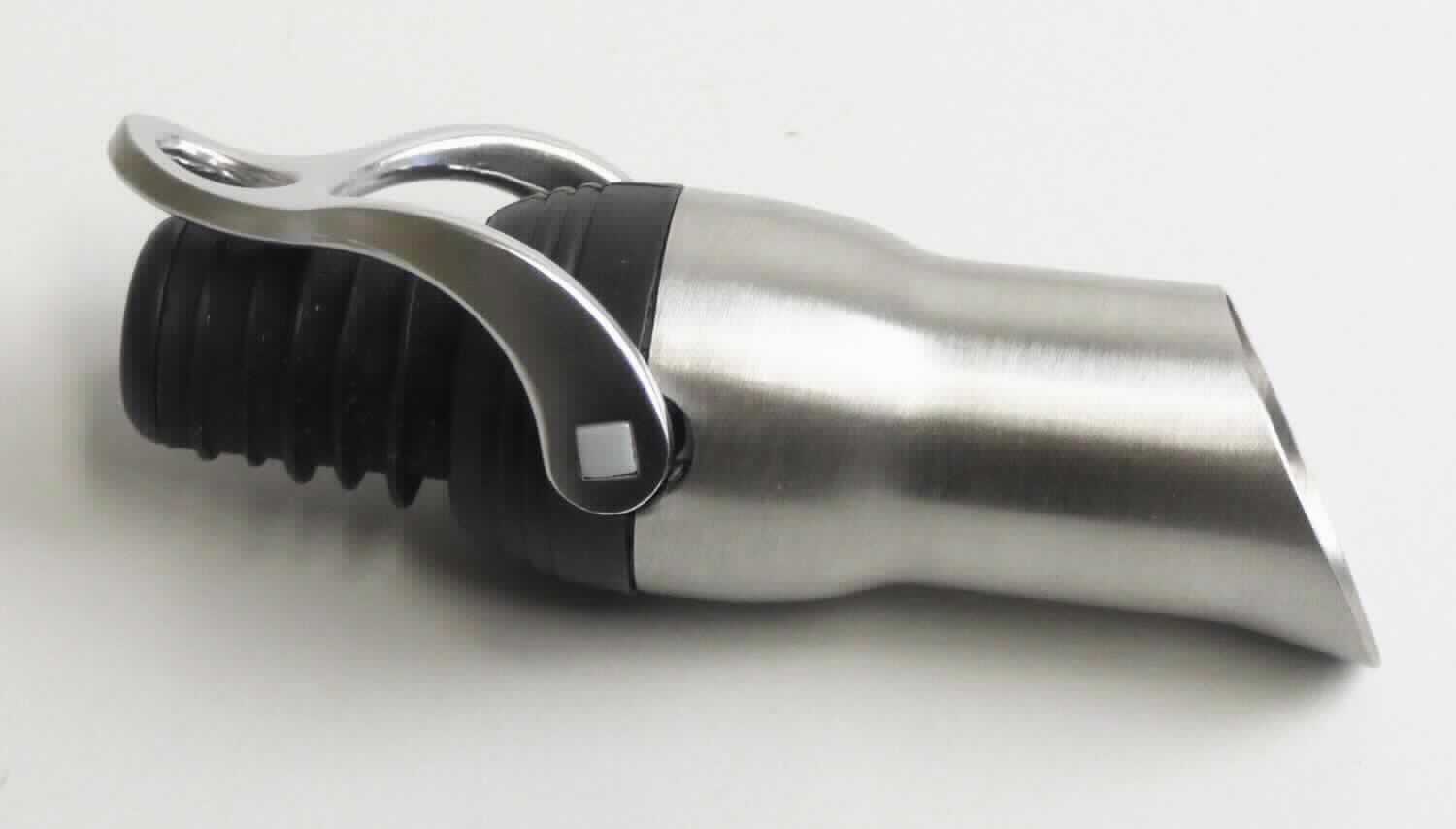 Es handelt sich um einen Ausgießer, bestehend aus einer etwa 5,6 cm langen Tülle aus unedlem Metall mit einem abgeschrägten Ende und einer Kunststoffmanschette am anderen Ende, die im oberen Bereich gewindeartig ausgearbeitet und mit einem integrierten sog. Stopper aus Kunststoff versehen ist. Dieser wird mittels eines beweglich angebrachten Bügels aus unedlem Metall betätigt. Das Erzeugnis wird auf Weinflaschen aufgesetzt und dient als Ausgießhilfe sowie zum Verschließen von Flaschen.
Gesamtlänge: etwa 10 cm
- Antragstellerangaben -

Ein charakterbestimmender Stoff gemäß der Allgemeinen Vorschrift 3 b) ist nicht ermittelbar. Somit erfolgt die Einreihung in Anwendung der Allgemeinen Vorschrift AV 3 c) in die zuletzt genannte der in Betracht kommenden Positionen. 

Abbildung siehe Anlage.

Derartige Erzeugnisse gehören als "Stopfen (Gießpfropfen) aus unedlen Metallen" zur Codenummer 8309 9090 90 0 des Zolltarifs.