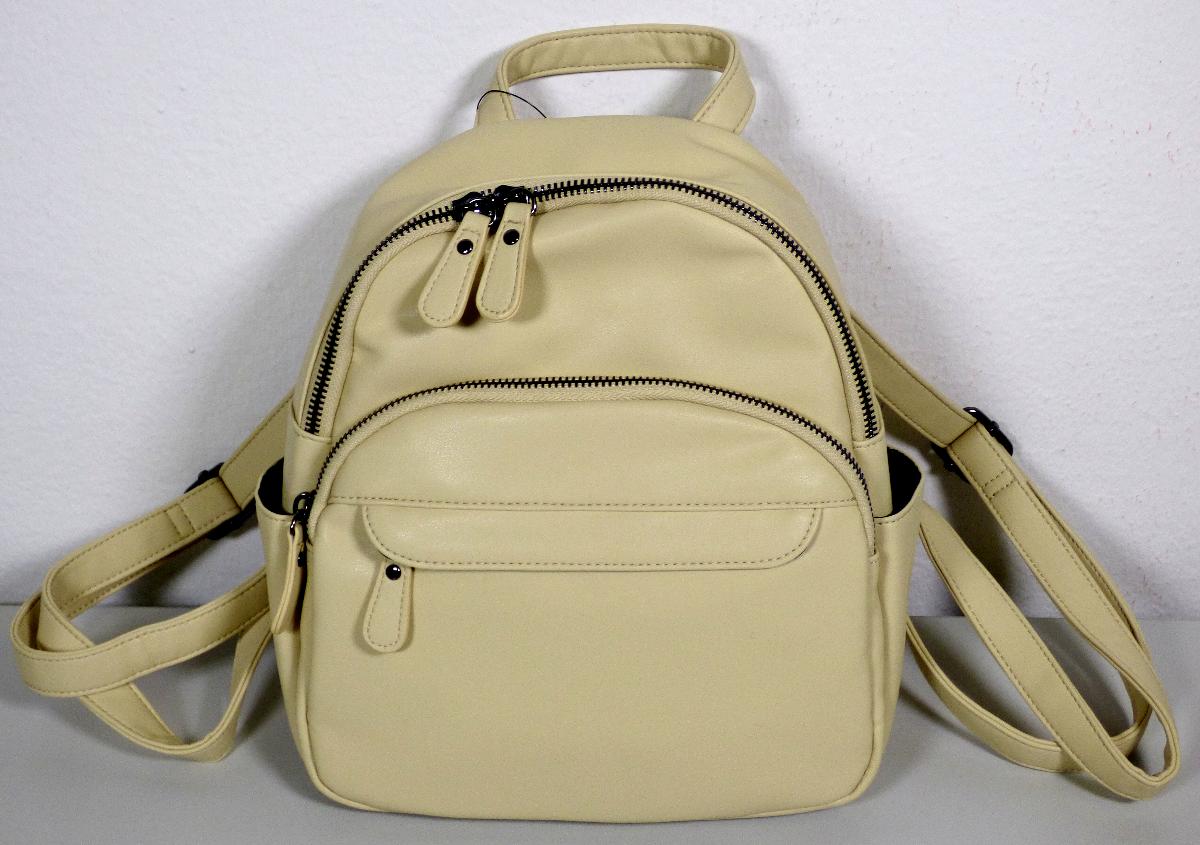 Rucksack, sog. Damen Rucksack, Foto siehe Anlage,
- mit einer Außenseite aus Kunststofffolien (lederartig geprägt),
- mit zwei längenverstellbaren Rückentragegurten,
- mit einer Handtrageschlaufe,
- mit zwei Vorfächern mit Reißverschluss,
- an beiden Schmalseiten mit jeweils einem offenen Einsteckfach versehen,
- an der Rückseite mit einem eingesetzten Reißverschlussfach,
- das Hauptfach ist mit einem entlang des oberen Randes bis zu den Seiten verlaufenden 
  Reißverschluss versehen,
- - gefüttert; innen mit zwei offenen Einsteckfächern und einem Reißverschlussfach ausgestattet,
- mit den Abmessungen: ca. 24 cm (Breite) x 25 cm (Höhe) x 13 cm (Tiefe).

"Rucksack, mit Außenseite aus Kunststofffolien"