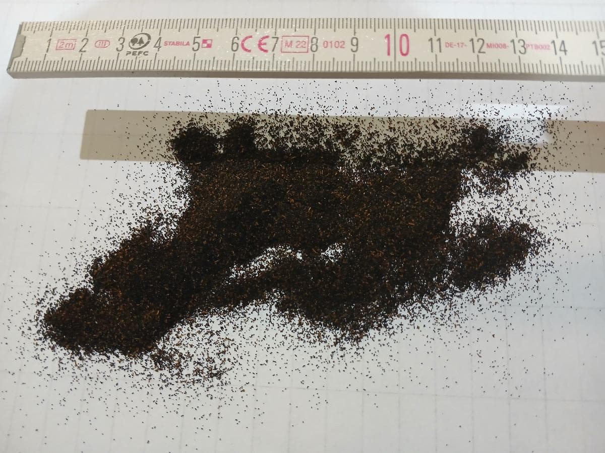 Nach den Antragsangaben und den ergänzenden Angaben handelt es sich bei der Ware um getrocknete, extrahierte, zu einem Pulver vermahlene Früchte von Pflanzen der Art Vanilla planifolia. Die Vanillekörner dienen zum Aromatisieren von Lebensmitteln, in der Backwaren-, Süßwaren- und Eisherstellung, sowie für Desserts, in Getränken (Milch, Sojamilch) und Likören.

Zolltarifrechtlich handelt es sich um "Vanille, gemahlen oder sonst zerkleinert".