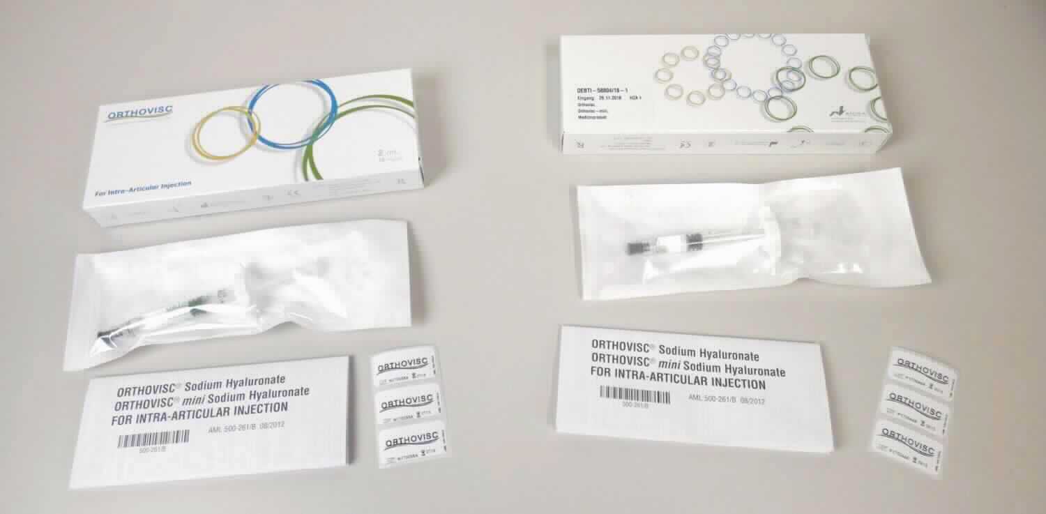 Arzneiware; Injektionslösung

Laut den vorgelegten Informationen (Warenprobe, Infoblatt und Gebrauchsinformation) handelt es sich bei der Ware um eine viskoelastische sterile wässrige Lösung von Natriumhyaluronat zur Injektion in Synovialgelenke bzw. kleine Gelenke zur Behandlung von Arthrose.
In einem bunt bedruckten Faltkarton liegt neben einer mehrsprachigen Gebrauchsanweisung und drei Etiketten eine Einmal-Glasspritze mit 2 mL beziehungsweise 1 mL Inhalt steril verpackt vor. Die mehrsprachige Gebrauchsanweisung enthält neben den Angaben zum Anwendungsgebiet Informationen über die genaue Zusammensetzung, die Dosierung und die Art der Anwendung. Zusätzlich werden Hinweise zum Gebrauch, zu Neben- und Wechselwirkungen und zur Wirkungsweise gegeben. 

Die Ware ist als Arzneiware zu therapeutischen Zwecken, dosiert und in Aufmachung für den Einzelverkauf, in die Unterposition 3004 9000 der Kombinierten Nomenklatur einzureihen.