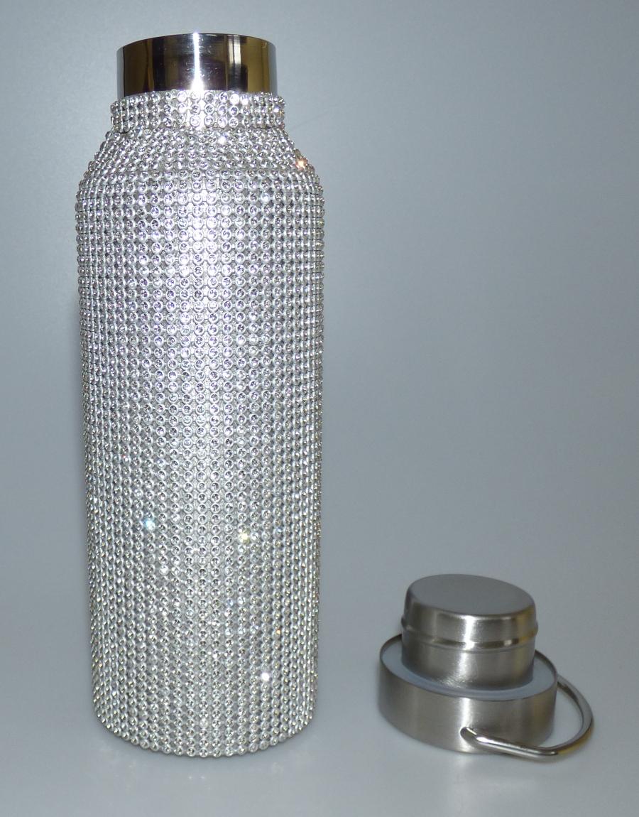 Es handelt sich bei der sog. „Trinkflasche Sparkle“ um eine doppelwandige, ca. 22 cm (inkl. Deckel) hohe Isolierflasche aus unedlem Metall mit isolierendem Vakuum zwischen den Metallwänden und einem Durchmesser von etwa 7 cm (Nennvolumen: 500 ml).
Die Vakuum-Isolierflasche verfügt über einen Schraubverschluss aus Metall, der mit einem Henkel als Tragegriff versehen ist. 
Außen ist die Ware mit Kunststoffsteinen ummantelt. 

Das Erzeugnis dient zum Bereithalten, Kühlen sowie Warmhalten von Getränken.

Die verpackte Ware ist als "Vakuum-Isolierflasche" einzureihen.