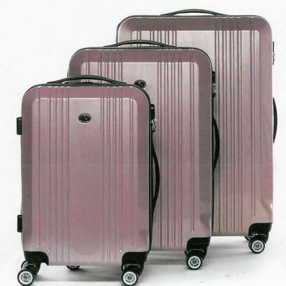 Reisekoffer (Kofferset), Fotos siehe Anlage,
- Set aus drei unterschiedlich großen Koffern,
- in den Abmessungen:
- - ca. 50 cm (Breite) x 75 cm (Höhe incl. Rollen) x 29 cm (Tiefe),
- - ca. 42 cm (Breite) x 67 cm (Höhe incl. Rollen) x 24 cm (Tiefe),
- - ca. 35 cm (Breite) x 55 cm (Höhe incl. Rollen) x 22 cm (Tiefe),
- jeweils:
- - mit einer Außenseite aus formgepresstem Kunststoff (laut Antrag aus ABS und PC) in Form von zwei
    Halbschalen (unter einer abziehbaren Schutzfolie aus klarsichtigem Kunststoff),
- - mit einem ausziehbaren Griff zum Ziehen des Koffers auf vier Rollen (Trolleyfunktion),
- - mit vier Standfüßen, 
- - mit jeweils einem Tragegriff an zwei Schmalseiten, 
- - mit einem Zahlenschloss ausgestattet,
- - mit einem dreiseitig umlaufenden Reißverschluss,
- - an einer Innenseite mit einem Kreuzpackgurt mit Schnappverschluss,
- - an der anderen Innenseite mit einer Abdeckung, die mit einem dreiseitig umlaufenden Reißverschluss zu 
    öffnen ist; mit einem aufgesetzten Reißverschlussfach aus netzartigen Gewirken.

"Reisekoffer, mit Außenseite aus formgepresstem Kunststoff"