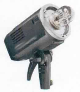 Sog. Akkublitz, Blitzlichtgerät im Wesentlichen bestehend aus einem ca. 245 x 125 x 220 mm messenden Gehäuse (ohne Reflektor) mit eingebauter Elektronik und Überhitzungsschutz, vorn mit eingesetzter Blitzröhre, Reflektor und Schutzkappe, an der Seite mit LED-Display und Bedienpanel. Zur äußeren Form siehe Abbildung in der Anlage.
Das Blitzlichtgerät hat eine Blitzleistung von 600 Ws und verfügt über einen 2,4 GHZ Funkempfänger, einen 8.700 mAh Akkumulator sowie über einen Bajonettanschluss. 
Das Blitzlichtgerät (charakterbestimmender Bestandteil aufgrund der Bedeutung für die Verwendung) ist in Warenzusammenstellung mit einem Akkumulatorenladegerät sowie einer Bedienungsanleitung in einem Karton für den Einzelverkauf aufgemacht und dient der Objektausleuchtung bei Fotoarbeiten.
Die Ware wird als "Blitzlichtgerät für fotografische Zwecke mit Entladungslampe (Elektronenblitzgeräte)" eingereiht.