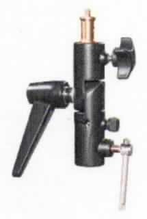 Es handelt sich um sog. Schirmhalter, im Wesentlichen bestehend aus einem nahezu zylindrischen Erzeugnis aus gegossenem Aluminium mit Neigefunktion, das an beiden Enden je einen Spigotadapter (1/4" und 3/8" Anschlussgewinde) aus unedlem Metall aufweist und mit einer weiteren Aufnahmevorrichtung in Form einer durchgängigen Lochung versehen ist. Sowohl die Spigots als auch die Aufnahmevorrichtung sind über Feststellschrauben aus unedlem Metall, teilweise auch in Verbindung mit Kunststoff oder Kautschuk, fixierbar. Zudem weisen die stufenweise verstellbaren Schirmhalter einen augenscheinlich aus unedlen Metallen gefertigten Stellhebel mit Rastfunktion auf.
Die Waren können beispielsweise an Durchlicht- oder Reflexschirmen (nicht Gegenstand dieser vZTA) befestigt werden und sind über die beiden Spigotanschlüsse mit einer Vielzahl an weiterem Fotozubehör wie z.B. Blitzgeräten und Stativen (jeweils nicht Gegenstand dieser vZTA) kompatibel.
-Angaben lt. Antragsteller-

Die unedlen Metalle bestimmen aufgrund des Umfangs und der Bedeutung für die Verwendung den Charakter der Waren.
Aluminium herrscht gewichtsmäßig gegenüber jedem anderen unedlem Metall vor.

Derartige Erzeugnisse gehören als "andere (als in den TARIC-Codes 7616 1000 10 bis 7616 9910 91 genannte) Waren aus Aluminium" zum TARIC-Code 7616 9910 99.

Abbildung siehe Anlage.