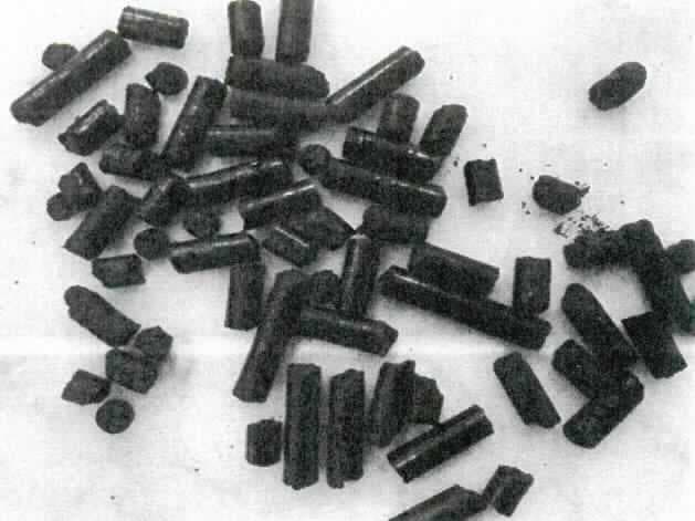 Bagasse, getrocknet / wärmebehandelt und pelletiert (Abbildung siehe Anlage)
- Holzkohle gewonnen aus Verkohlung (Torrefikation) von Biomasse (Bagasse, Rückstand aus der
  Rohrzuckergewinnung, lt. Antragsteller), 
- zu Pellets zusammengepresst.


"Holzkohle, zusammengepresst, nicht aus Bambus"