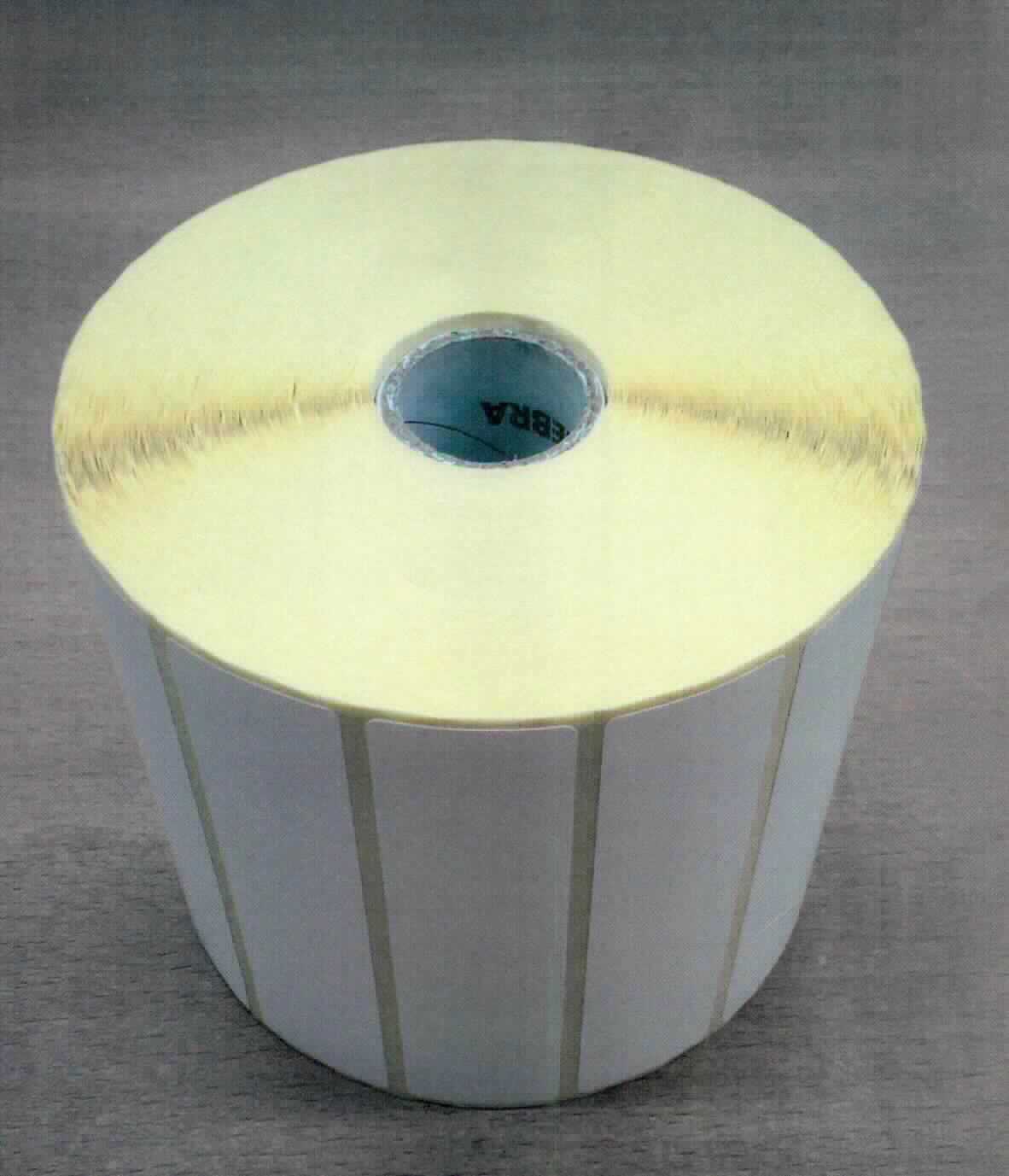 Es handelt sich nach den Angaben der Antragstellerin um etwa 10,2 x 2,5 cm große, rechteckige, unbedruckte Etiketten aus Thermopapier mit abgerundeten Ecken, die rückseitig mit einer Selbstklebeschicht ausgerüstet sind und zum Kennzeichnen von Waren verwendet werden. 2580 selbstklebende Etiketten sind auf einem silikonisierten, zum Abtrennen der einzelnen Etiketten bereits perforierten Trägerpapier aufgebracht und auf eine Papprolle aufgewickelt. 

Abbildung siehe Anlage.

Derartige Waren gehören als "Etiketten aller Art aus Papier, nicht bedruckt, selbstklebend" zum TARIC-Code 
4821 90 10 00.