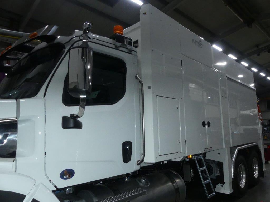 Unvollständiges Kraftfahrzeug, sog. Trägerfahrzeug, Foto siehe Anlage,
- mit einem dreiachsigen Kraftwagenfahrgestell mit Fahrerhaus, daher keine Einreihung in die 
  Positionen 8706 und 8707,
- mit einem Kolbenverbrennungsmotor mit Selbstzündung (Diesel),
- mit einem Hubraum von 12.800 cm³,
- mit einem zulässigen Gesamtgewicht von 23.587 kg, 
- mit einer Länge von ca. 10,6 m, 
- neu,
- ohne Aufbau, somit unvollständig,
- keine Einreihung in die Position 8705, da Kraftwagenfahrgestelle mit Fahrerhaus zu den 
  Positionen 8702 bis 8704 gehören,
- aufgrund des fehlenden Aufbaus ist nicht feststellbar, ob das Fahrzeug zum Befördern von 10 
  oder mehr Personen, hauptsächlich zur Personen- oder zur Güterbeförderung bestimmt ist;
  es ist daher von den gleichermaßen in Betracht kommenden Positionen (8702/8703/8704), der
  in der Kombinierten Nomenklatur zuletzt genannten zuzuweisen.

"Kraftfahrzeug für den Transport von Waren (Trägerfahrzeug), ausschließlich mit Kolbenver-
 brennungsmotor mit Selbstzündung (Dieselmotor), mit einem zulässigen Gesamtgewicht von 
 mehr als 20 t, seiner Beschaffenheit nach nicht zum Befördern von Waren mit starker Radio-
 aktivität bestimmt, neu"