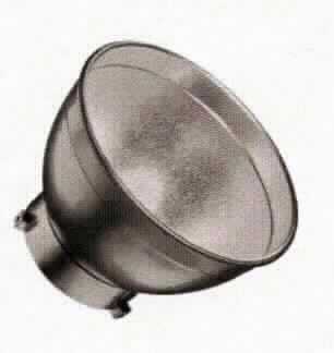 Sog. Walimex pro Standardreflektor Flash2Go, in Form eines lampenschirmförmigen Reflektors aus unedlem Metall, mit einem sog. Bowens Bajonett Anschluss, außen schwarz, innen silber mit Hammerschlag-Oberfläche, einem Ø von ca. 18,2 cm und einem Gewicht von ca. 185 g. Der Reflektor ist passend als Aufsatz für den Studio-Akkublitz Flash2Go 600 TTL (nicht Gegenstand dieser vZTA-Entscheidung). Er wird als Effektlicht eingesetzt und sorgt für eine hohe Strukturwiedergabe sowie hartes Licht.

Zur äußeren Form siehe Abbildung in der Anlage.

Die Ware wird als "Zubehör, erkennbar hauptsächlich für Blitzlichtgeräte, für fotografische Zwecke bestimmt" eingereiht.