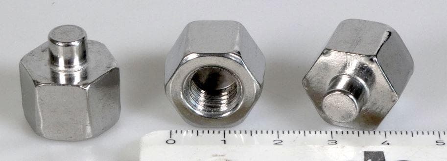 Es handelt sich um aus nicht rostendem Stahl gefertigte Muttern mit metrischem Innengewinde (M10), die an einem Ende geschlossen und mit einem zylindrischen Ansatz versehen sind. Auf der Außenseite sind die Erzeugnisse zu einem Sechskant ausgearbeitet.
Sie werden mit einer Rohrschelle (nicht Gegenstand dieser vZTA) verpresst und dienen der Befestigung.
Abmessungen: Höhe: etwa 19 mm; Außendurchmesser: etwa 16 mm.
- Antragstellerangaben -

Abbildung siehe Anlage.

Derartige Erzeugnisse gehören als "andere Muttern aus nicht rostendem Stahl, mit Gewinde" zur Codenummer 7318 1639 90 0 des Zolltarifs.