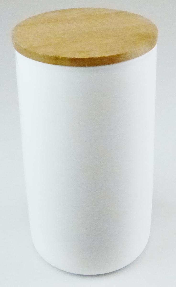 Keramischer Haushaltsartikel, sog. Vorratsdose Palermo, Art. 1000225849, Foto siehe Anlage,
- cremefarbene, glasierte, zylindrische, unten leicht abgerundete Dose,
- - keramisches Erzeugnis, nach der Formgebung gebrannt, tonmineralhaltiges Material
    enthaltend,
- - nach dem Ergebnis der wissenschaftlichen Untersuchung handelt es sich um ein keramisches
    Erzeugnis, das weder die Merkmale von gewöhnlichem Ton, noch von Steingut, Steinzeug
    oder Porzellan aufweist; die Vorratsdose ist damit als andere keramische Ware anzusehen,
- Deckel aus Holz (laut Antrag Bambus),
- - passgenau zum Verschließen der Dose gearbeitet,
- - mit einem Dichtungsring aus Kunststoff versehen,
- die Dose aus anderer keramischer Ware bestimmt nach dem Umfang und ihrer Bedeutung in
  Bezug auf die Verwendung den wesentlichen Charakter der zusammengesetzten Ware,
- mit einem Durchmesser von 102 mm und einer Höhe von 186 mm,
- zur Verwendung als Vorratsdose zum Tisch- und Küchengebrauch geeignet.

"Keramischer Haushaltsartikel (Dose), aus anderer Keramik als Porzellan, gewöhnlicher Ton,
Steinzeug, Steingut oder feine Erden"