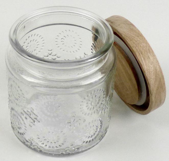 Vorratsglas, sog. Vorratsglas mit Bambusdeckel, Foto siehe Anlage,
- in Form eines zylinderförmigen Gefäßes mit ornamentartiger Struktur,
- aus klarsichtigem, laut Antrag gewöhnlichem, mechanisch gefertigtem Glas,
- mit einem Deckel aus Holz (laut Antrag Bambus) mit einer Dichtung aus Kunststoff,
- mit den Abmessungen: ca. 9,5 cm (Durchmesser) x 11 cm (Höhe),
- das Glas bestimmt nach dem Umfang und seiner Bedeutung in Bezug auf die Verwendung
  den wesentlichen Charakter der Ware,
- keine Ware der Position 7010, da sich das Vorratsglas als Haushaltsglasware darstellt.

"Glasware zur Verwendung bei Tisch oder in der Küche, kein Trinkglas, aus gewöhnlichem Glas,
 mechanisch gefertigt (mechanische Glasentnahme)"