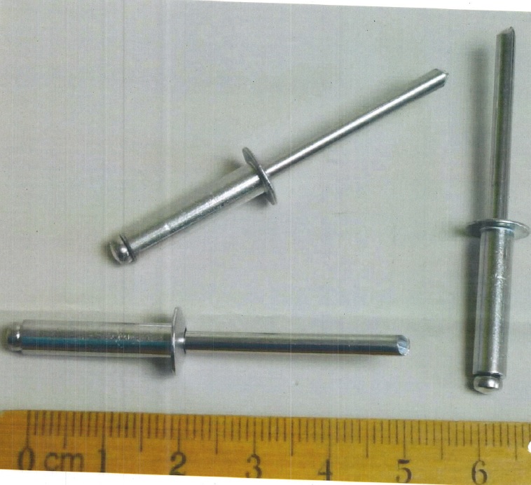 Es handelt sich um sog. Blindniete aus unedlen Metallen, im Wesentlichen bestehend aus einem Hohlniet mit Setzkopf und Nietschaft und einem in den Hohlniet gesteckten Nietdorn aus Aluminium. Der Nietdorn ist im oberen Bereich mit einer Sollbruchstelle versehen. Die Erzeugnisse dienen zur unlösbaren Verbindung (Verpressen) von verschiedenen Materialien. Hierzu wird der Nietdorn mit Hilfe einer speziellen Nietzange durch den Hohlniet gezogen und der Nietschaft gepresst. Nach der abgeschlossenen Verformung reißt der Nietdorn an der Sollbruchstelle ab. Der Restdorn befindet sich in der Zange und wird entsorgt.
Abmessungen (Durchmesser x Gesamtlänge) etwa: 0,4 cm x 5,4 cm
- Antragstellerangaben -

Abbildung siehe Anlage.

Derartige Erzeugnisse gehören als "andere Hohlniete, aus unedlen Metallen" zum TARIC-Code 8308 2000 90.