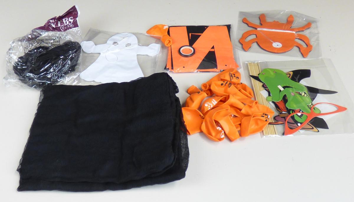 Nach den Antragsangaben und dem vorgelegten Warenmuster handelt es sich bei der Ware um ein Gewebe (Meterware), das nach dem Untersuchungsergebnis aus gefärbten, synthetischen Spinnfasern (Polyester), in Leinwandbindung besteht.

Bei der als „XXL Halloween Deko Set“ bezeichneten Ware handelt es sich um ein Set, das aus drei verschiedenen Girlanden (DEBTI-59093/24-1 bis DEBTI-59093/24-3), Fotorequisiten (DEBTI-59093/24-4), Luftballons (DEBTI-59093/24-5), einem Netz (DEBTI-59093/24-6) und einem „Netz mit Spinnen“ (DEBTI-59093/24-7) besteht. Das Set soll zum Dekorieren zu Halloween und zum Verkleiden mit Fotorequisiten verwendet werden.

Eine Einreihung als Warenzusammenstellung im Sinne der AV 3 b) kommt aufgrund des fehlenden gemeinsamen Bedarfes nicht in Betracht.

Das Erzeugnis ist in einem klarsichtigen Kunststoffbeutel mit bedrucktem Papiereinleger verpackt.

Zolltarifrechtlich handelt es sich um ein "Gewebe aus synthetischen Spinnfasern, mit einem Anteil an diesen Spinnfasern von mehr als 85 GHT, mit einem Anteil an Polyester-Spinnfasern von mehr als 85 GHT, gefärbt".