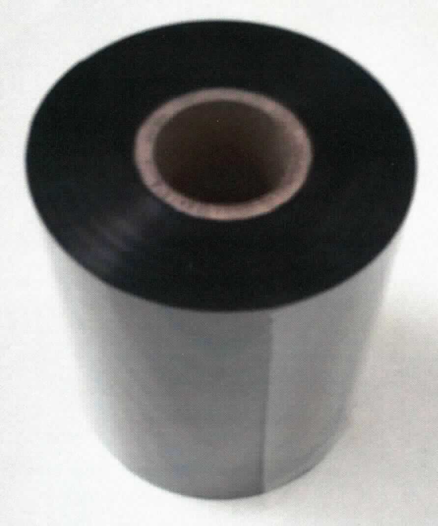 Es handelt sich bei dem sog. "Thermotransferband" um ein Farbband in Form einer Thermotransferfolie, im Wesentlichen bestehend aus einer Hülse auf der eine Kunststofffolie, die einseitig mit auf Wachs basierenden schwarzen Farbpigmenten beschichtet ist, angebracht ist. Das konfektionierte Thermotransferband besitzt eine Breite von 83 mm und eine Länge von 360 m.

Die Ware ist als "schreibmaschinenähnliches Band, für Abdrucke präpariert auf einer Spule, Farbband aus Kunststoff, kein Farbband mit unterschiedlichen Farbsegmenten" einzureihen.