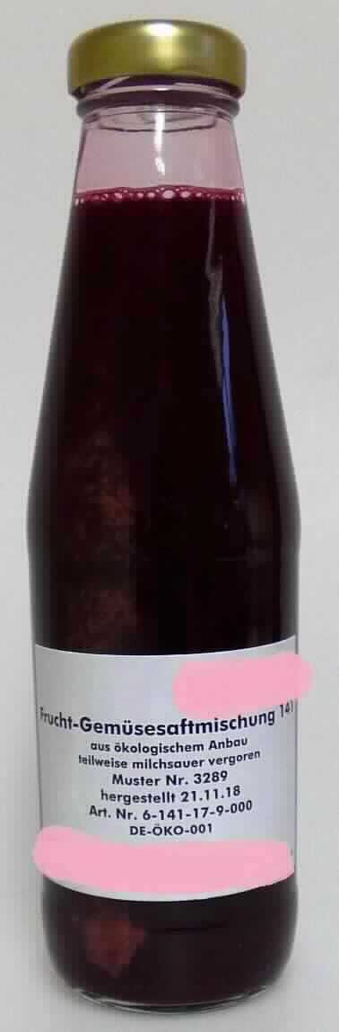 Mischung aus Gemüse- und Fruchtsäften, teilweise milchsauer vergoren.

Antragsangaben (als zutreffend unterstellt): Gemüsesaft-Mischung 141, Breuss und Frucht. Es wurden vertrauliche Angaben gemacht.

Beschaffenheit des vorgelegten Warenmusters: dunkelrote, trübe Flüssigkeit, süß-säuerlich und vorherrschend nach Gemüsesaft schmeckend.

Alkohol (gemäß Angabe): 0,5 %vol oder weniger. 
Erzeugnisse bzw. Fette aus Erzeugnissen der Positionen 0401 bis 0404 (gemäß Angabe): nicht enthalten. 
Saccharose oder Invertzucker (gemäß Angabe): enthalten.

Nicht alkoholhaltiges Getränk, anderes als in den UPos 2202 1000 bis 2202 9915 der KN genannt, Zucker (Saccharose oder Invertzucker) enthaltend, anderes.
