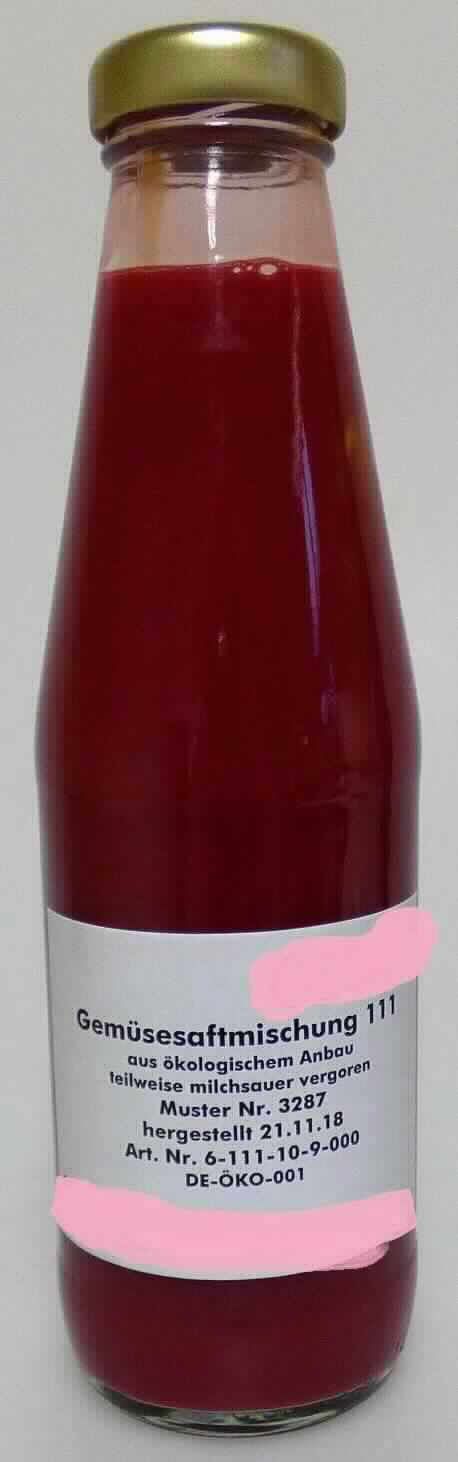 Mischung aus Gemüsesäften, milchsauer vergoren.

Antragsangaben (als zutreffend unterstellt): Gemüsesaft-Mischung 111, milchsauer vergoren. Es wurden vertrauliche Angaben gemacht.

Beschaffenheit des vorgelegten Warenmusters: leuchtend rote, trübe Flüssigkeit, süß-säuerlich und nach Gemüsesaft schmeckend.

Alkohol (gemäß Angabe): 0,5 %vol oder weniger. 
Erzeugnisse bzw. Fette aus Erzeugnissen der Positionen 0401 bis 0404 (gemäß Angabe): nicht enthalten. 
Saccharose oder Invertzucker (gemäß Angabe): enthalten.

Nicht alkoholhaltiges Getränk, anderes als in den UPos 2202 1000 bis 2202 9915 der KN genannt, Zucker (Saccharose oder Invertzucker) enthaltend, anderes.
