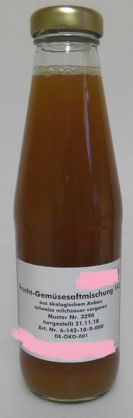 Mischung aus Gemüse- und Fruchtsaft, teilweise milchsauer vergoren.

Antragsangaben (als zutreffend unterstellt): Gemüsesaft-Mischung 142, gelbe Bete-Apfel. Es wurden vertrauliche Angaben gemacht.

Beschaffenheit des vorgelegten Warenmusters: gelb-bräunliche, leicht trübe Flüssigkeit, süß-säuerlich und vorherrschend nach Gemüsesaft schmeckend.

Alkohol (gemäß Angabe): 0,5 %vol oder weniger. 
Erzeugnisse bzw. Fette aus Erzeugnissen der Positionen 0401 bis 0404 (gemäß Angabe): nicht enthalten. 
Saccharose oder Invertzucker (gemäß Angabe): enthalten.

Nicht alkoholhaltiges Getränk, anderes als in den UPos 2202 1000 bis 2202 9915 der KN genannt, Zucker (Saccharose oder Invertzucker) enthaltend, anderes.
