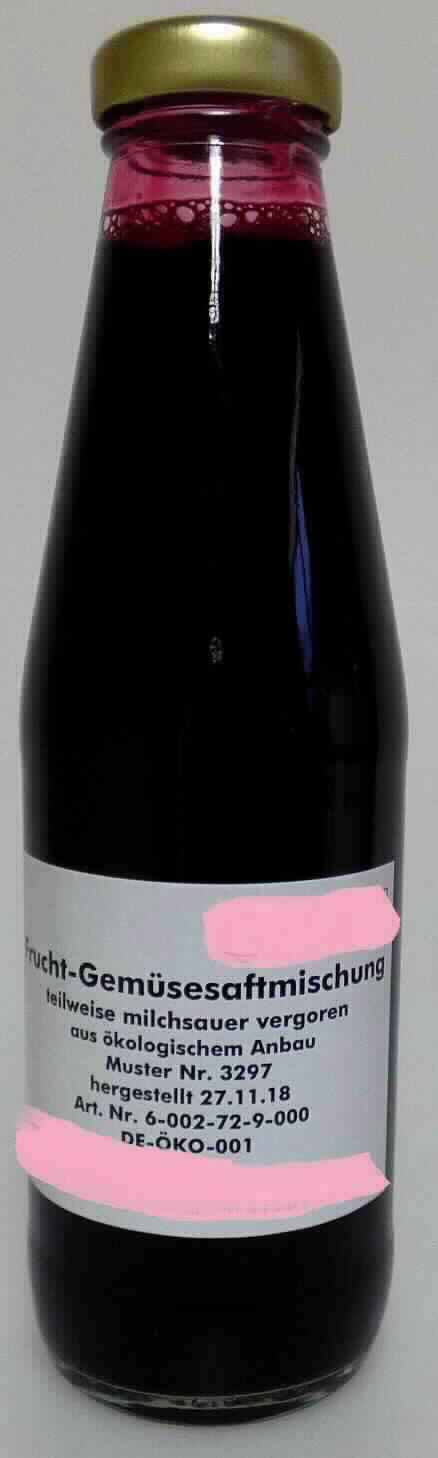 Mischung aus Gemüse- und Fruchtsaft, teilweise milchsauer vergoren.

Antragsangaben (als zutreffend unterstellt): Gemüsesaft-Mischung, Rote Bete mit Apfel. Es wurden vertrauliche Angaben gemacht.

Beschaffenheit des vorgelegten Warenmusters: dunkelrote, trübe Flüssigkeit, süß-säuerlich und vorherrschend nach Rote Bete-Saft schmeckend.

Alkohol (gemäß Angabe): 0,5 %vol oder weniger. 
Erzeugnisse bzw. Fette aus Erzeugnissen der Positionen 0401 bis 0404 (gemäß Angabe): nicht enthalten. 
Saccharose oder Invertzucker (gemäß Angabe): enthalten.

Nicht alkoholhaltiges Getränk, anderes als in den UPos 2202 1000 bis 2202 9915 der KN genannt, Zucker (Saccharose oder Invertzucker) enthaltend, anderes.
