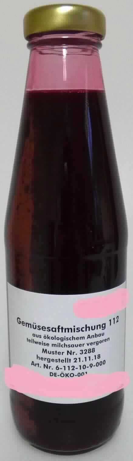 Mischung aus Gemüsesäften, milchsauer vergoren.

Antragsangaben (als zutreffend unterstellt): Gemüsesaft-Mischung 112, milchsauer vergoren. Es wurden vertrauliche Angaben gemacht.

Beschaffenheit des vorgelegten Warenmusters: dunkelrote, trübe Flüssigkeit, süß-säuerlich und nach Gemüsesaft schmeckend.

Alkohol (gemäß Angabe): 0,5 %vol oder weniger. 
Erzeugnisse bzw. Fette aus Erzeugnissen der Positionen 0401 bis 0404 (gemäß Angabe): nicht enthalten. 
Saccharose oder Invertzucker (gemäß Angabe): enthalten.

Nicht alkoholhaltiges Getränk, anderes als in den UPos 2202 1000 bis 2202 9915 der KN genannt, Zucker (Saccharose oder Invertzucker) enthaltend, anderes.