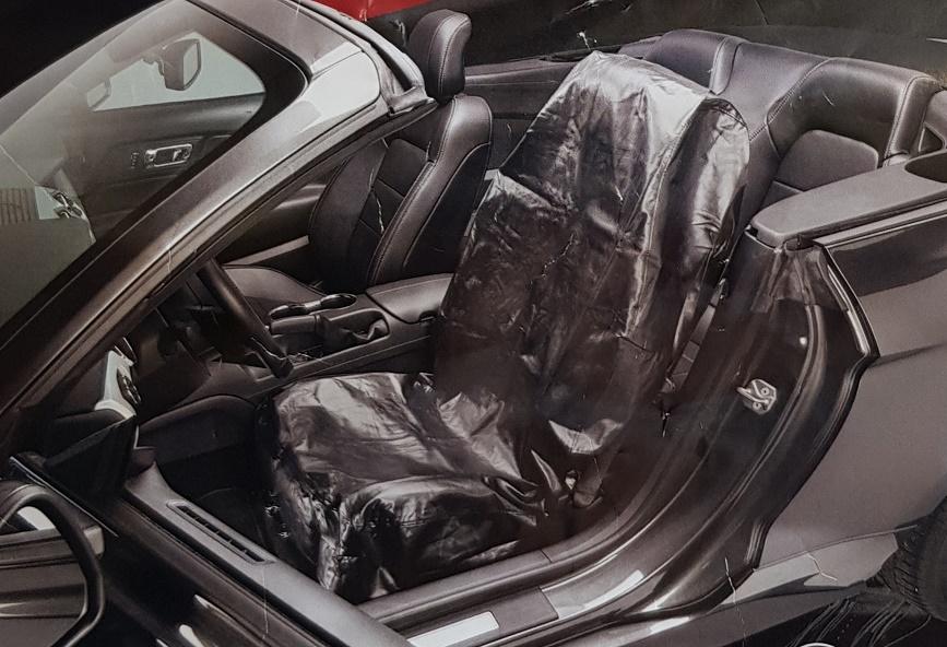 Schonbezug für Autositze, sog. PVC Sitzschoner für Autositze, Kunstleder Standard, 
Foto siehe Anlage,
- in einem Polybeutel mit Papiereinleger verpackt,
- annähernd der Form eines Autositzes entsprechend gearbeitet (den Vordersitz eines Autos ein-
  schließlich der Lehne und der Kopfstütze bedeckend); laut Antrag in den max. Abmessungen von 
  65 cm x 135 cm,
- aus ca. 0,5 mm dicken, laut Untersuchungsergebnis buntgewebten, gerauten, einseitig (Außen-
  seite) mit geprägtem Zellkunststoff überzogenen Geweben der Position 5903 aus synthetischen 
  Chemiefasern,
- am oberen Ende in Form einer Einschubtasche zur Befestigung am Autositz, am unteren Ende mit 
  einer um drei Seiten laufenden "Schürze" gearbeitet,
- an den Rändern durch Umschlagen und Festnähen gesäumt,
- u. a. durch Zusammennähen konfektioniert,
- wird laut Antrag in KFZ-Werkstätten als Schonbezug gegen Verschmutzung verwendet,
- wird als Zubehör für Autositze nicht vom Warenkreis der Position 9401 erfasst,
- nach Art der Ware keine den Bettausstattungen ähnliche Ware der Position 9404,
- kennzeichnet sich aufgrund des Verwendungszwecks als Ware zur Innenausstattung.

"Andere Ware zur Innenausstattung (Schonbezug für Autositze), aus Spinnstoffen, keine Ware der
 Position 9404, aus Geweben, aus synthetischen Chemiefasern"